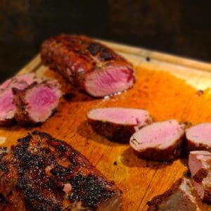 Fläskfilé "solomillo" av Iberico gris: Pris och förpackningsstorlek: 399 kr per kg - ca 0,8 till 1,1 kg per förpackning - Fryst, tinar fort i kallvatten. Lager status: finns i lager Vad är Solomillo: Solomillo är benämningen för innerfilén - den äkta fläskfilén - av svartfotsgrisen - ibericogrisen. Grisarna som levererar detta kött är "Bellota" det vill säga uppfödda på en diet av ekollon. Denna fläskfilé har fett insprängt, vilket sällan kan sägas om filéer från den rosa kusinen i norr. Denna fläskfile är till utseende och färg mer lik en oxfilé och smakmässigt ger den så mycket mer tillbaka än mycket annat kött. En höjdare som inte gör bort sig i något sammanhang. Så här grillar du Fläskfilé Solomillo Iberico: Gör grillen redo för riktigt het grillning. Rubba med Grisen från Iberico från #RubsByBBQmonster, räkna sedan med ca 15 minuter grillning direkt över het glöd, passa noga, vänd om det brinner i fettet, borsta gallret under grillningens gång och du slipper sönderbrända rester från kryddor och annat, men våga att ge köttet en fin grillyta. Med fördel tar du det någonstans runt 65 grader - köttet kommer att se rött ut hela vägen förbi 70 också men smakmässigt anser BBQmonster att det passar perfekt under 70 grader, men inte så lågt som många andra recept föreslår.