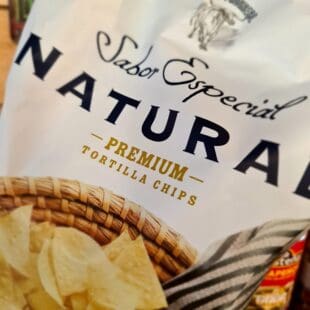 Tortilla premium chips, glutenfria majschips - gjorda på White Masa Harina majsmjöl - Nuevo progresa premium tortilla natural Dessa premium tortilla chips av masa harina majsmjöl förvandlar din tacokväll till succé. Nuevo progresa är autentiska premium tortilla chips som är så mycket mer krispiga än de "bovetekakor" som du hittar i butikerna. Detta är en bigbag av super tortilla chips. Nettovikt 400 gram