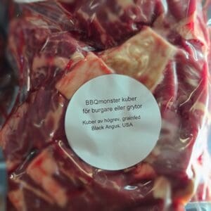 Högrev av grainfed black angus USA a) Grovmald, kyld i förpackning om ca 1kg Lagerstatus: Finns i lager onsdag eftermiddagar och fram till stängning lördagar (14:00) b) Kuber, 3 x 3 cm, perfekt om du vill mala själv eller om du vill göra en gryta Lagerstatus: Finns i lager onsdag eftermiddagar och fram till stängning lördagar (14:00) Färs eller kuber gjort på Creekstones välmarmorerade och grymt fina högrev (chuck roll) från det stora landet i väst. Fetthalt strax under 20% vilket blir magi! Detta är burgarköttet för dig som vill ha det bästa. Perfekt för smash och högrevsburgare men även beef chili grytor av olika slag. Kylt kött (0-2 grader). Går att frysa in. Förpackningsstorlek: cirka 1 kilo Pris: 229 kr per kilo