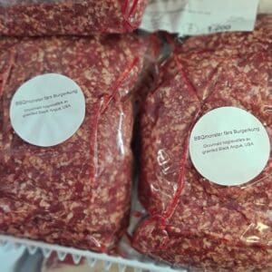 Högrev av grainfed black angus USA a) Grovmald, kyld i förpackning om ca 1kg Lagerstatus: Finns i lager onsdag eftermiddagar och fram till stängning lördagar (14:00) b) Kuber, 3 x 3 cm, perfekt om du vill mala själv eller om du vill göra en gryta Lagerstatus: Finns i lager onsdag eftermiddagar och fram till stängning lördagar (14:00) Färs eller kuber gjort på Creekstones välmarmorerade och grymt fina högrev (chuck roll) från det stora landet i väst. Fetthalt strax under 20% vilket blir magi! Detta är burgarköttet för dig som vill ha det bästa. Perfekt för smash och högrevsburgare men även beef chili grytor av olika slag. Kylt kött (0-2 grader). Går att frysa in. Förpackningsstorlek: cirka 1 kilo Pris: 229 kr per kilo