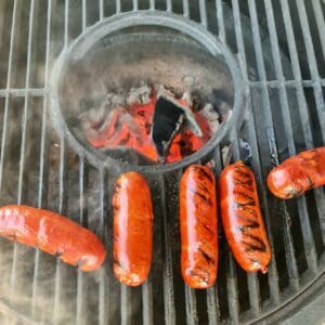 Chorizo av iberico gris Pris och förpackningsstorlek: 199 kr per kg - ca 0,4kg per förpackning (= 5 kvalitets korvar för ca 80kr) Styckefrysta chorizokorvar gjorda av den spanska rasen "iberico" också känd som svartfotsgrisen från Spanien. Köttig och tillräckligt fet korv för att klara att grillas en stund utan att dö på gallret. Smaken är fyllig och med en lagom hetta (som alla klarar). Innehåller endast SPÅR av GLUTEN, SOYA och LAKTOS Lager status: i lager Så här grillar du Chorizo: Nä du! Det löser du... ;) Servera gärna med spröda tortillachips och en god salsa eller splasha över Valentina hotsauce!