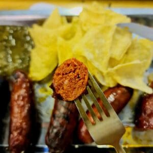 Chorizo av iberico gris Pris och förpackningsstorlek: 199 kr per kg - ca 0,4kg per förpackning (= 5 kvalitets korvar för ca 80kr) Styckefrysta chorizokorvar gjorda av den spanska rasen "iberico" också känd som svartfotsgrisen från Spanien. Köttig och tillräckligt fet korv för att klara att grillas en stund utan att dö på gallret. Smaken är fyllig och med en lagom hetta (som alla klarar). Innehåller endast SPÅR av GLUTEN, SOYA och LAKTOS Lager status: i lager Så här grillar du Chorizo: Nä du! Det löser du... ;) Servera gärna med spröda tortillachips och en god salsa eller splasha över Valentina hotsauce!