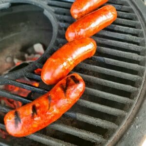 Chorizo av iberico gris Pris och förpackningsstorlek: 199 kr per kg - ca 0,4kg per förpackning (= 5 kvalitets korvar för ca 80kr) Styckefrysta chorizokorvar gjorda av den spanska rasen "iberico" också känd som svartfotsgrisen från Spanien. Köttig och tillräckligt fet korv för att klara att grillas en stund utan att dö på gallret. Smaken är fyllig och med en lagom hetta (som alla klarar). Innehåller endast SPÅR av GLUTEN, SOYA och LAKTOS Lager status: i lager Så här grillar du Chorizo: Nä du! Det löser du... ;) Servera gärna med spröda tortillachips och en god salsa eller splasha över Valentina hotsauce!