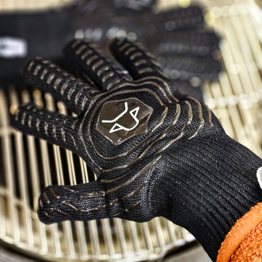 Bastard Grillhandskar BBQ Gloves - Värmetåliga Handskar - skyddar bättre än läder! Grillvantar, BBQ gloves, BBQ-handskar, Värmetåliga handskar - Ett måste för Kamado-ägaren eller den som tröttnat på grilltången. Detta är ett par Grillvantar, BBQ gloves, BBQ-handskar, Värmetåliga handskar som älskas av kunderna. Smidiga, bekväma och inte viktigast av allt - värmetålig utsida. Fodret är mjuk och bekvämt och framförallt är det fastsytt så att du inte står där med en handske ut-och-in stup i kvarten. Silikonmönster på båda sidorna förbättrar greppet och passar oavsett vilken handske som dina händer glider in i.  Extra långa Grillvantar, BBQ gloves, BBQ-handskar, Värmetåliga handskar (32 cm) vilket ger dig skydd en bit upp på underarmarna. Använd Grillvantar, BBQ gloves, BBQ-handskar, Värmetåliga handskar för att flytta galler, deflektorstenar etc. Priset är för ett par (alltså 2 stycken handskar) Grov rejäl kvalitet Bra grepp tack vare silikonmönster Tvättbara i maskin OBS: väta försämrar värmeskyddet, används torra. Om du skall transportera heta objekt under längre stunder i sträck kommer handsken bli uppvärmd oavsett hur bra värmeskyddet är, handskarna är gjorda för att utsättas för värme under kortare stunder åt gången. Storleken är motsvarande Large (9) och töjer sig något om du skulle ha lite grövre fingrar