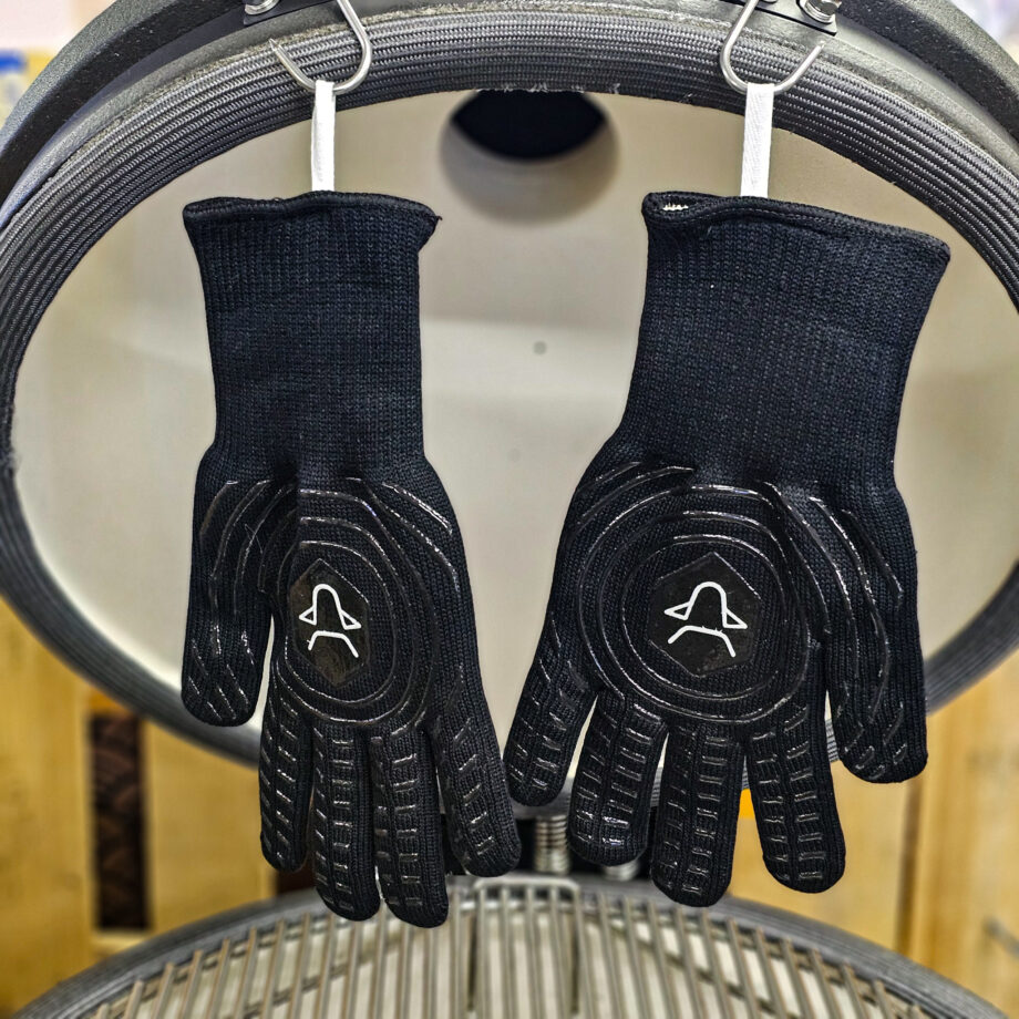 Bastard Grillhandskar BBQ Gloves - Värmetåliga Handskar - skyddar bättre än läder! Grillvantar, BBQ gloves, BBQ-handskar, Värmetåliga handskar - Ett måste för Kamado-ägaren eller den som tröttnat på grilltången. Detta är ett par Grillvantar, BBQ gloves, BBQ-handskar, Värmetåliga handskar som älskas av kunderna. Smidiga, bekväma och inte viktigast av allt - värmetålig utsida. Fodret är mjuk och bekvämt och framförallt är det fastsytt så att du inte står där med en handske ut-och-in stup i kvarten. Silikonmönster på båda sidorna förbättrar greppet och passar oavsett vilken handske som dina händer glider in i.  Extra långa Grillvantar, BBQ gloves, BBQ-handskar, Värmetåliga handskar (32 cm) vilket ger dig skydd en bit upp på underarmarna. Använd Grillvantar, BBQ gloves, BBQ-handskar, Värmetåliga handskar för att flytta galler, deflektorstenar etc. Priset är för ett par (alltså 2 stycken handskar) Grov rejäl kvalitet Bra grepp tack vare silikonmönster Tvättbara i maskin OBS: väta försämrar värmeskyddet, används torra. Om du skall transportera heta objekt under längre stunder i sträck kommer handsken bli uppvärmd oavsett hur bra värmeskyddet är, handskarna är gjorda för att utsättas för värme under kortare stunder åt gången. Storleken är motsvarande Large (9) och töjer sig något om du skulle ha lite grövre fingrar