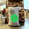 Rökflis - Äpple Storpack 17kg Wood chips av Äpple - perfekt för griskött i alla dess former Rökflis, Wood chips, rökträ, rökved - det finns en del olika namn och än så länge verkar inte Svensken ha bestämt sig för vilket ord som ligger bäst på tungan. Hur som helst - vad vi alla är överens om är att det gör väldigt stor skillnad på smak och upplevelse genom att tillföra torrt trä till kolen, briketterna eller gasolbrännarna. Storleken på fraktionerna är 2mm till 20mm. Karaktär Detta är rökflis / wood chips av Äpple. Äppleträ ger en varm och söt doft som gör sig väldigt bra till griskött, julskinka inkluderat. Storleken har betydelse Den mindre storleken gör dessa woodchips / rökflis perfekta för kortare grill- BBQ- och röksessioner som kräver en kraftfull rökutveckling på kort tid eller till rökskåp (små träbitar börjar snabbare pyra och producera rök än större bitar). Det är även lämpligt att testa använda flis i täta grillar som kamadogrillar  eftersom att dessa rökgrillar har så lågt flöde av luft att du mycket väl kan nå bättre rökresultat med flis som en del av ditt rökträ. Torr är bäst Även om många ger rådet att lägga flis i blöt före användning vill BBQmonster ge dig rådet att testa lägga torrt trä intill glöden och på så sätt skapa en miljö där frisk rök kan tillföras utan att flisen brinner upp. Har du en gasolgrill är du dock mer hjälpt av dessa mindre bitar trä - lägg dem i ugnsfolie, vik ihop och perforera med några hål, placera därefter över brännarna. Om att använda trä för att skapa rök: Blött trä släcker delvis glöden från kolen och skapar oftast en smutsigare rök. Målet när du tillför rökträ är att skapa en god förbränning där röken är klar och fin, inte tjock och mullrande. Röken skall lukta gott och blött trä luktar...inte gott. Thin blue smoke pratar det stora landet i väster om och även om det inte alltid är blå rök som lämnar skorstenen så kan du ha det i bakhuvudet: mörk rök är dåligt, vit rök är bättre men inte bra, ljus eller blåskimrande rök är frisk rök och ger bäst smak och doft. Om du upplever att röken inte är ljus kan du testa att öppna spjällen något mer och på så sätt förbättra förbränningen. Var dock noggrann med att se till att temperaturen inte rusar iväg. Kom ihåg: Torrt trä Lägg så nära glöden att rök börjar produceras Lukta på röken (använd bara trä som du gillar doften av) Se på röken (den skall vara så ljus som möjligt) Om röken är mörk, släpp in mer luft, skapa bättre drag Innehåller 17kg av bästa, renaste trä (utan bark) levererat i en vävd säck.