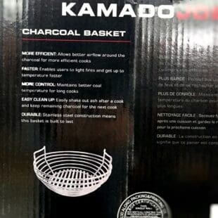 Kolkorg Kamado Joe Junior - kolkorg för Jr. Joe - charcoal basket KJ15091121 Denna kolkorg passar Kamado Joe Junior (jr joe) 33 cm och andra kamados med samma typ av innermått.. Med en kolkorg blir det enklare att rensa upp kamadon inför en påfyllning av nytt kol. Lyft helt enkelt upp korgen, skaka lite lätt och du har nu den fortsatta användbara kolen kvar i korgen. Rensa botten med askrakan och ställ tillbaka korgen.  Kolkorgen hjälper dig att förbättra luftflödet och därigenom förbränningen genom att skapa en luftspalt mellan den inre keramiken och kolen. Kolkorgen är robust och mycket god kvalitet underlättar rengöringen bättre genomströmning av luft för bättre rök  enklare att bygga höjd på kolhögen för massivt värmeanslag. grym kvalitet rakt igenom