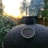 Om Bastard Kamado byggd av den extremt värmetåliga mineralen Cordierite med livstids garanti! tålig glasfiberpackning - snyggare och bättre än filt kommer som standard med kolkorg och asklåda för enkel tömning 62cm galleryta (större än ex Kamado Joe Classic och BGE Large) Rostfritt galler i hela 7 mm stål uppdelat på två halvmånar Robust benställning med en vikt på runt 20 kg och lättrullande svarta hjul Delade deflektorstenar där ena sidan är glaserad för enklare rengöring (smart!) Regnsäker precisions toppventil av gediget gjutjärn Enkel montering +200 kg kärlek i ett skimmer av Camo Kamado Bastard Urban XL är förmodligen marknadens just nu snyggaste Kamado koncept.