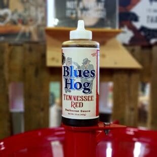 Blues Hog Tennessee Red - syrlig BBQ-sås, perfekt till Pulled pork Utmärkt som "mop sauce" - Squeeze-flaska! Blues Hog Tennessee Red är en lättflytande, syrlig BBQ-sås av klassisk snitt att ringla över Pulled Pork - häll såsen över en matsked samtidigt som du fördelar den över den dragna grisen (ja, du förstår vilken). Även under tillagningen kan du använda denna lättflytande BBQ sås som en "mop sauce", en sås som du skvätter och stänker på ex ribs eller pulled pork med hjälp av en sauce mop Såserna från Blues Hog komponerades av legenden Bill Arnold och används flitigt av tävlande pitmasters och kockar över hela världen, jo det är sant, heeelaaa jordklotet faktiskt.  BBQmonster har många gånger ringlat denna lättflytande BBQ sås över pulled pork. Inte minst den feta Iberico karrén mår bra av att brytas av med den distinkta syrligheten från den destillerade vinägern.  Såsen kommer i squeezeflaska vilket gör att du slipper korkar som kladdar och samtidigt underlättas hanteringen när du skall lägga trycka ut det sista ur flaskan. Denna sås passar bäst till gris (oavsett om vi pratar om ribs eller kotletter) Blues Hog Tennessee Red är som sagt en utmärkt Mop sauce