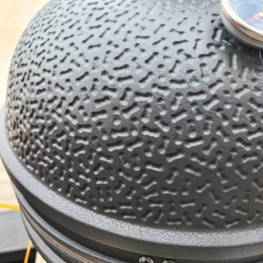 Kamado Bastard Urban Large (49cm) 2022 års modell med delade galler med två nivåer - multi level  - våldsamt snygg och välbyggd keramisk kamado - livstids garanti på keramiken Se upp för billiga kopior och oseriösa ÅF - detta är den äkta Bastard Kamado med Livstids garanti på Keramiken. Det har tyvärr blivit vanligt att online-butiker (ingen nämnd ingen glömd) säger sig sälja bland annat Bastard Kamado och Kamado Joe till priser långt under rådande prislista - priser i nivå eller under nettoprislistan. Hur är det möjligt eller rättare sagt - är det möjligt att det stämmer - Nej. Så länge företaget inte "erbjuder" dig att betala "svart"  är det såklart en orimlig affärsidé (tyvärr har dock kunder varit med om detta ofog så se upp). Kunder rapporterar att det inte sällan är lockpriser för att du som kund skall lägga din order. Väl i händerna väntar inte sällan ett besked att produkten du köpt är slut men att du nu istället kan "åtnjuta" en finfin rabatt på en kamado som är minst lika bra... Nope, inte idag heller. Så var på din vakt. Hos BBQmonster kan du känna dig trygg med att du inte kommer att hamna i kläm, finns den i lager kan du hämta den samma dag, du får såklart ett kvitto så att du kan registrera din Kamado för att som förstagångs köpare erhålla din personlig livstidsgaranti (den gäller alltså ej för andrahandsköparen). Beställer du på webben skickas Kamadon från vårt eget lager och du har den inom 1-3 dagar beroende på vart i landet du bor och när på dagen som din beställning når oss. Om Bastard Kamado byggd av den extremt värmetåliga mineralen Cordierite med livstids garanti! tålig glasfiberpackning - snyggare och bättre än filt kommer som standard med kolkorg och asklåda för enkel tömning 49cm galler (2cm större än ex Kamado Joe Classic och BGE Large) Rostfria halvmånar - 2 galler i hela 7 mm stål (!) Robust benställning med en vikt på runt 15 kg och lättrullande svarta hjul Delade deflektorstenar där ena sidan är glaserad för enklare rengöring (smart!) Regnsäker precisions toppventil av gediget gjutjärn Enkel montering 136 kg kärlek av matt mörkgrå keramik Kamado Bastard Urban Large är förmodligen marknadens just nu snyggaste Kamado koncept. The Bastard är ett Holländskt företag som verkligen gått all in på att ta fram en kamado med ett tillhörande koncept som står både för kvalitet och en design som slår det mesta. Urban kallas denna färg, en matt kulör som i vissa lägen ser mörkgrå ut, nästan svart och i andra mer åt militärgrönt - tänk Camouflage - en kameleont, - en bastard om du så vill. Kvalitetskänslan finns där från uppackning och unboxing hela vägen till sista rostfria muttern sitter på plats. BBQmonster slås av det härliga tänket att man från första sekunden blir lite smått kär i  Bastard kamado Konceptet: du möts av en svart påse märkt med "first aid kit" här finns starten för monteringen och resan börjar. Allt är sobert, rejält och vi tjatar gärna om det: snyggt!  Bilder som är självklara, och om du hellre ser en film om själva monteringen så scannar du QR-koden och löser det den vägen. Skuvar och muttrar söktes av med magnet och alla väsentliga delar är icke magnetiska - något som talar för att dessa är riktigt rosttröga eller rostfria. Bilderna i manualen gör att man inte vill vänta med att få upp bastarden, igång med kolen och på med köttet - det rycker i grilltarmen från första stund. Yttre Det första som man slås av är den imponerande "mankhöjden" 95cm - den är lika hög som en Big Joe! Mest troligen har det Holländska teamet haft i tanken att folket i nederländerna är det befolkning som har högst medellängd i världen. Detta ger dig en bra och ergonomisk arbetshöjd. Totala höjden från golvet till toppen är 135cm - Bastard Kamado Urban ser i det närmsta ut som en general där den står i skimmer av grön/grått och en matt sober look. Nya modellen för 2022 har ett ännu mer balanserat lock (dome) vilket gör att du behöver mindre lyftkraft för att lyfta det och det stänger sig mjukare än föregångaren (även om du inte skall släppa ner locket!) Materialet Cordierite är en mineral som används som smycke men framförallt i tillverkning av produkter som behöver kunna motstå extrema temperaturer. 800 grader Celsius kommer du aldrig att komma upp till i din Bastard Kamado men det kan kännas tryggt att den skulle klara om låt säga solen skulle få ett våldsamt utbrott, en vulkan i närheten skulle svämma över - eller liknande...skämt å sido - det skadar i alla fall inte. Benställningen är mycket rejäl och står på lättrullade hjul varav två är låsbara. Pulverlack skyddar mot rost. Skruvar brickor och muttrar är i rostfritt och överlag är grymt rejält från början till slut. Monteringen av benställningen är logisk och enkel och man känner att kvaliteten är A+. Skorstenen är  en nyskapelse byggd av gjutjärn. Vikten ligger över 1 kg så vi pratar om rejält gods som kan ta hettan. Toppen är inte den klassiska med stora hål som kan täckas genom ett roterande hjul, utan en topp som till 90% är täckt och skyddad mot regn och nederbörd, luften hittar nämligen sin väg ut i kanten av toppen. När du vill ha fullt flås och maximal temp så lyfter du helt enkelt bort den översta toppen. Det är så du styr tempen - ju mer luft som susar igenom din kamado desto högre temperatur kommer du att uppnå. Det stora reglaget för tempen är den nedre öppning. Fullt öppet = full fart på luften = mer syre = högre temperatur. Inre Kamadon har ett känt och beprövat inre där fireboxen är försedd med ett sågat spår samt också delad i två delar på höjden, allt för att minska risken för sprickbildning av inre keramiken. Kamado Bastard har delade galler (halvmånar) av rostfritt stål, med en sammanlagd diameter på 49cm som ståtar med hela 7mm grovlek! Detta gör att bara gallret i sig väger flera kilo. Gallret kan placeras i två olika nivåer = Multi-level cooking rack  Under gallret finns en hållare för att placera en eller två av de halvmåneformade deflektorstenarna. Dessa stenar är glaserade på ena sidan vilket gör att keramiken inte absorberar fett och dropp som annars lätt letar sig in i keramiken (med risk för sprickbildning som följd). Bastard Kamado kommer med en smart asklåda som placeras under den mycket robusta  och höga kolkorgen som ingår i priset. Kolkorgen förbättrar förbränningen och ger en luftspalt mot keramiken även om du "toppar" den med kol (ex vid pizzabakning). Även vid low & slow och BBQ rökgrillning så har du nytta av korgen - mer syre runt kolen gör det enklare att få till rätt rök - thin blue smoke istället för brandrök. Packningen som sitter på The Bastard Kamado Large är av det moderna snittet - glasfiber. Glasfiber håller bättre än filt och det minskar även risken att packningen fryser ihop under den kalla delen av året. Kamadokroppen är något högre än standard 47cm kamados vilket gör att du kan hantera flare ups bättre, samtidigt som den högra kolkorgen öppnar upp för riktigt het och nära searing när så önskas. På sidorna sitter fällbara sidobord av mörkbetsat trä, stora och rejäla - även dessa större än de flesta andra sidobord.