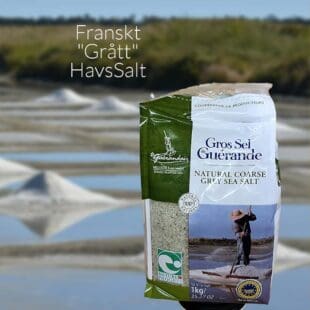 Havssalt i världsklass, Franskt grått salt med delikat hög sälta - detta salt upplevs "fuktigt och kallt" och är därför enkelt att fånga i en nypa Det är skillnad på salt och salt. Detta salt är ett brunt, otvättat, havssalt från Frankrike. Ett salt som upplevs som fuktigt och kallt ur sin påse (även i rumstemp!). Saltet stannar mellan fingrarna och på så vis har det likheter med det så omtalade amerikanska "kosher saltet". Att Kosher salt nått sådan populäritet hos kockar och matlagare är främst till anledning av just att "en nypa salt förblir en nypa salt" (glider inte mellan fingrarna) och att sältan är så delikat hög som den är - detta salt kan därmed vara en ersättare om du vill testa på ett riktigt bra salt. Att detta franska bruna havssalt upplevs som fuktigt gör att det fastnar väldigt bra på matlagningsobjekt såsom ugnsbakade potatishalvor etc. Saltet är lätt fuktig vilket gör att det inte lämpar sig för kvarnar, vill du ha mindre bitar så bör du mortla det - vi har den bästa morteln i sortimentet om du är intresserad. Innehållsförteckning: Franskt havssalt 100% Bäst före se förpackningen Näringsinnehåll per 100ml Energi kcal 0 Kcal Fett(g) 0 (varav mättat 0) Kolhydrater (g) 0 (varav sockerarter 0) Protein (g) 0 Salt: 49 g Nettovikt: 1000 gram Om du är sugen på ett bröd till olivoljan så testa detta grymt goda "knådfria" bröd som du bakar i en gjutjärnsgryta: Att slippa knåda och veva runt mjöl i halva köket - kan det ge ett gott bröd? - det kan du ge dig fan på! 500 gram tipo00 mjöl som rörs ut med 3 tsk salt och 1 tsk torrjäst. Häll över 5dl ljummet vatten och bland långsamt ihop för hand tills mjölet är insvept i vätskan men bearbeta inte degen - keep it simple! Degen skall vara mycket klibbig. Täck med bunken med plastfolie och låt jäsa i rumstemperatur i ett dygn. När den knådfria degen jäst ett dygn så mjölar du bakplåtspapper och lägger på ett större underlägg (ett bakbord eller BBQmonsters stora aluminumbricka). Häll över degen på bakplåtspappret och om du nu önskar så kan fylla brödet med valfria godsaker (exempelvis en eller flera av: hackade oliver, färsk rosmarin, lagrad hårdost, soltorkade tomater, finhackad chili  som exempel). Vik därefter ihop kanterna (använd en spatula som hjälp om degen är för lös) mot mitten så att den eventuella fyllningen göms i den väldigt klibbiga degen. Häll över lite mjöl och täck försiktigt med en ren kökshandduk och låt därefter stå i rumstemperatur i en timme. Ställ in en gjutjärnsgryta i ugnen eller i grillen på 225 grader. När degen jäst klart så lyfter du ut den varma grytan och placerar den nära degen - lyft nu bakplåtspapper inklusive deg över till grytan. Klipp av eventuell utstickande delar av pappret och sätt på locket. In i ugnen eller grillen igen och låt stå i med lock på i 30 minuter. Ta därefter av locket och fortsätt till brödet fått en fin skorpa och nått till knappa 100 grader i innertemp (96-98 grader är lagom). När du är nöjd med skorpan och tempen är rätt så plockar du ut grytan och lyfter över bakplåtspapper och bröd till ett cooling rack (ta helst bort bakplåtspappret men vänta någon minut så går det enklare). Låt brödet stå och vila till sig i cirka en timme. Skär sen upp grova skivor och gör till kuber som du kan doppa i den fantastiska olivoljan och ät det till tapasbrickan. Brödet är även perfekt till soppor och som tilltugg till skaldjur.