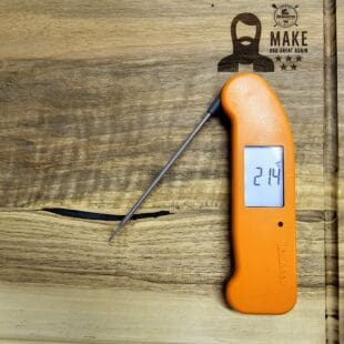 Köttermometer Thermapen ONE orange - mäter på en (1!) sekund. Exakt. Vattentät, Belyst roterande display Thermapen One från ETI får ses som originalet bland Köttermometrar. Thermapen One är den snabbaste av samtliga fällbara köttermometrar: på endast EN sekund ger den dig en korrekt angivelse av aktuell temperatur. Thermapen ONE är en grymt gedigen snabbtermometer som är helt vattentät (IP67 klassad). Displayen är bakgrundsbelyst (tänder sig själv när det är mörkt) och sifforna följer med dina rörelse tack vare ett inbyggt gyro vilket gör att du alltid ser en "6 som en 6 och inte som en 9". Du kan ställa in "upplösningen" om du endast vill se hela grader eller även tiondelar. En snabbtermometer är ett måste både ute vid grillen och i köket. Att denna termometer från Thermapen är vattentät och har auto on/off (stänger ner vid inaktivitet) gör att du med gott samvete kan glömma den ute i sommarregnet... Denna köttermometer från ETI är ohyggligt snabb (1sek). Den är vattentät nog att klara diskas under rinnande vatten. Inga knappar där germs och bassilusker kan gömma sig. Displayen är tydlig och har en bra bakgrundsbelysning. Spetsig nål för mindre ingångshål. Noggrannheten är hög: +/-0,3 grader Celsius! Batteritid på upp till 2000 timmar  Mätområde -49,9 C till 299,9 C Val av termometer Efter val av kol är valet av termometer kanske det viktigaste valet för en griller. I grundutrustningen hos varje seriös griller och foodie bör det finnas två sorters termometers: en stationär termometer med minst två stycken probes (nålar), gärna trådlös så att du enkelt kan övervaka längre grillningar utan att behöva lyfta på locket. Den andra bör vara en riktigt snabb termometer och det är här denna modell kommer in i bilden. Den ena ersätter inte den andra utan används på två helt olika sätt. En snabbtermometer används för att blixtsnabbt avgöra om laxen, kycklingfilén eller skivan med kött är klar. Lyft gärna upp köttbiten eller fisken en bit från galler och direkt värme. Tryck in hela nålen i centrum/centrum och dra därefter långsamt termometern mot dig och avläs hela tiden displayen - om måltempen visas genom hela "draget" kan du vara säker på att målet är nått. Handhavande Enklare blir det inte: tryck in nålen i objektet i centrum/centrum, dra nålen långsamt igenom i takt om 1 sekunder och du får korrekt temperatur presenterad i displayen. Design Detta är en högkvalitativ fällbar köks- och grilltermometer som är klädd i ett skal som är antibakteriellt. Displayen är tydlig och bakgrundsbelyst. Spetsig nål för mindre ingångshål. Fördelar: Snabbare än Bolt (1sek) display som självroterar för att du skall slippa vrida huvudet upp och ned :) Bakgrundsbelysning som start av sig själv när behov uppstår stor och tydlig display Vattentät IP67 klassad Auto off noggrannhet på +/- 0,3 C Komplettera gärna med BBQmonsters Bluetooth termometer med 6 givare för tillfällen där du behöver övervaka köttet över längre tid