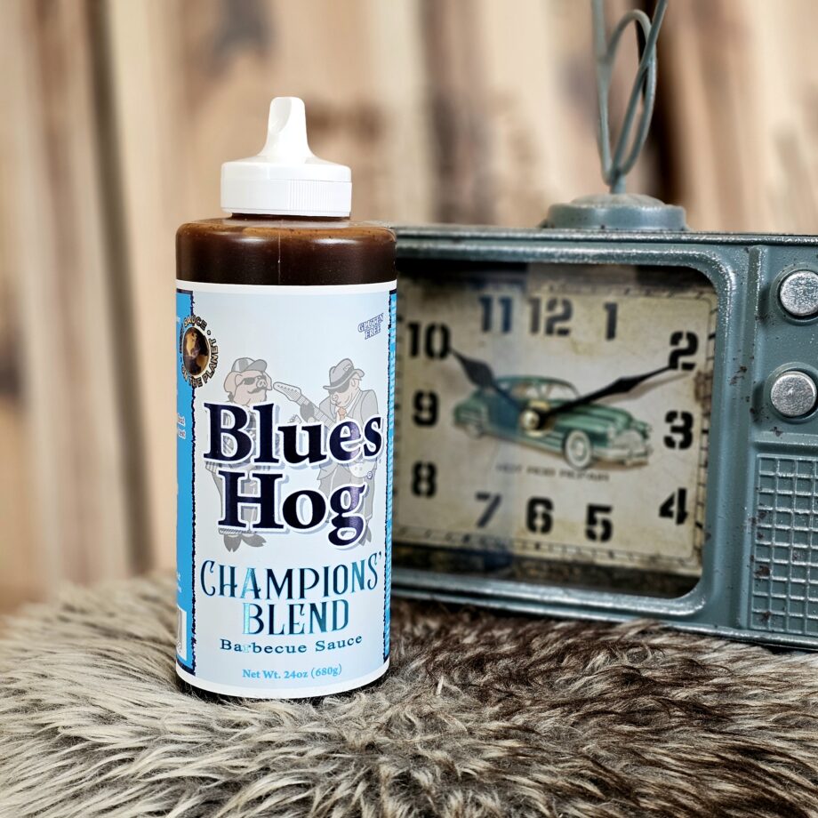 Blues Hog Champions Blend BBQ-sås, perfekt även som glaze - Squeeze flaska! Blues Hog Champions Blend är en högt aktad, rankad och omtalad BBQ-sås som även fungerar utmärkt som glaze. Såsen komponerades av legenden Bill Arnold och används flitigt av tävlande pitmasters och kockar över hela världen, jo det är sant, heeelaaa jordklotet faktiskt. Provsmakningen sitter fortfarande i munnen när texten skrivs och faktum är att spottkörtlarna producerar saliv och smaklökarna ropar efter mer. Suveränt fin balans i denna sås,  syra och sötma i balans följt av en lätt touch av rök och en omfamnande värme som inte stör utan bara bygger höjd på smakerna. Såsen kommer i squeezeflaska vilket gör att du slipper korkar som kladdar och samtidigt underlättas hanteringen när du skall lägga på glaze på revben - lägg bara en sträng eller två och pensla ut. Denna sås passar bäst till gris (oavsett om vi pratar om ribs eller kotletter) och sötklibbiga, chilistarka kycklingvingar eller andra skinnklädda detaljer från kyckling. Vissa kör den även på nötkött och de Blues Hog Original är även utmärkt som en kall BBQsås direkt på tallriken.