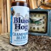 Blues Hog Champions Blend BBQ-sås, perfekt även som glaze - Squeeze flaska! Blues Hog Champions Blend är en högt aktad, rankad och omtalad BBQ-sås som även fungerar utmärkt som glaze. Såsen komponerades av legenden Bill Arnold och används flitigt av tävlande pitmasters och kockar över hela världen, jo det är sant, heeelaaa jordklotet faktiskt. Provsmakningen sitter fortfarande i munnen när texten skrivs och faktum är att spottkörtlarna producerar saliv och smaklökarna ropar efter mer. Suveränt fin balans i denna sås,  syra och sötma i balans följt av en lätt touch av rök och en omfamnande värme som inte stör utan bara bygger höjd på smakerna. Såsen kommer i squeezeflaska vilket gör att du slipper korkar som kladdar och samtidigt underlättas hanteringen när du skall lägga på glaze på revben - lägg bara en sträng eller två och pensla ut. Denna sås passar bäst till gris (oavsett om vi pratar om ribs eller kotletter) och sötklibbiga, chilistarka kycklingvingar eller andra skinnklädda detaljer från kyckling. Vissa kör den även på nötkött och de Blues Hog Original är även utmärkt som en kall BBQsås direkt på tallriken.