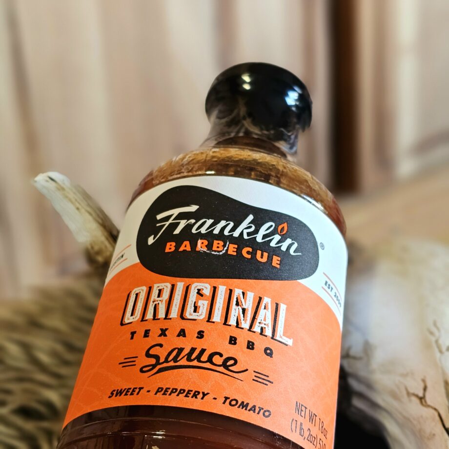 Franklin Barbecue Texas BBQ sauce - bbqsås med perfekt balans mellan sötma och syra - passar både gris- och nötkött Franklin Barbeque är inte bara en framgångssaga som ett av världens mest omtalade BBQ-hak, det är även sedan något år tillbaka såser och rubs. BBQmonster tar inte in allt som finns utan vill gärna vara ett filter så att du kan ta del av prylar och produkter som sticker ut i positiv bemärkelse. Här har vi ett sådant exempel: Franklin Barbecue Texas BBQ sauce! Denna fyller ett glapp på marknaden då den inte är så vansinnigt söt som många andra såser där ute. Sötma och syra i balans hela vägen där mogna tomater möter äpplecider vinäger och kryddor i en konsistens som inte upplevs som en kletig sirap - gott. Rökigheten är ytterst måttlig vilket låter ditt rökade kött tala och skina. Använd Franklin Texas BBQ sauce på tallriken som en välsmakande bordssås eller daska på några centiliter i slutet av grillningen om du så önskar. Texas BBQ såsen går lika bra till nötkött som griskött och den gör absolut inte bort sig på pippifåglar heller.