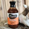 Franklin Barbecue Texas BBQ sauce - bbqsås med perfekt balans mellan sötma och syra - passar både gris- och nötkött Franklin Barbeque är inte bara en framgångssaga som ett av världens mest omtalade BBQ-hak, det är även sedan något år tillbaka såser och rubs. BBQmonster tar inte in allt som finns utan vill gärna vara ett filter så att du kan ta del av prylar och produkter som sticker ut i positiv bemärkelse. Här har vi ett sådant exempel: Franklin Barbecue Texas BBQ sauce! Denna fyller ett glapp på marknaden då den inte är så vansinnigt söt som många andra såser där ute. Sötma och syra i balans hela vägen där mogna tomater möter äpplecider vinäger och kryddor i en konsistens som inte upplevs som en kletig sirap - gott. Rökigheten är ytterst måttlig vilket låter ditt rökade kött tala och skina. Använd Franklin Texas BBQ sauce på tallriken som en välsmakande bordssås eller daska på några centiliter i slutet av grillningen om du så önskar. Texas BBQ såsen går lika bra till nötkött som griskött och den gör absolut inte bort sig på pippifåglar heller.