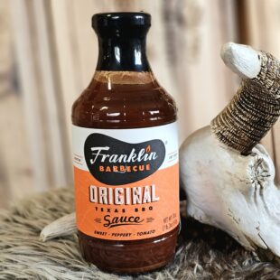 Franklin Barbecue Texas BBQ sauce - bbqsås med perfekt balans mellan sötma och syra - passar både gris- och nötkött Franklin Barbeque är inte bara en framgångssaga som ett av världens mest omtalade BBQ-hak, det är även sedan något år tillbaka såser och rubs. BBQmonster tar inte in allt som finns utan vill gärna vara ett filter så att du kan ta del av prylar och produkter som sticker ut i positiv bemärkelse. Här har vi ett sådant exempel: Franklin Barbecue Texas BBQ sauce! Denna fyller ett glapp på marknaden då den inte är så vansinnigt söt som många andra såser där ute. Sötma och syra i balans hela vägen där mogna tomater möter äpplecider vinäger och kryddor i en konsistens som inte upplevs som en kletig sirap - gott. Rökigheten är ytterst måttlig vilket låter ditt rökade kött tala och skina. Använd Franklin Texas BBQ sauce på tallriken som en välsmakande bordssås eller daska på några centiliter i slutet av grillningen om du så önskar. Texas BBQ såsen går lika bra till nötkött som griskött och den gör absolut inte bort sig på pippifåglar heller.