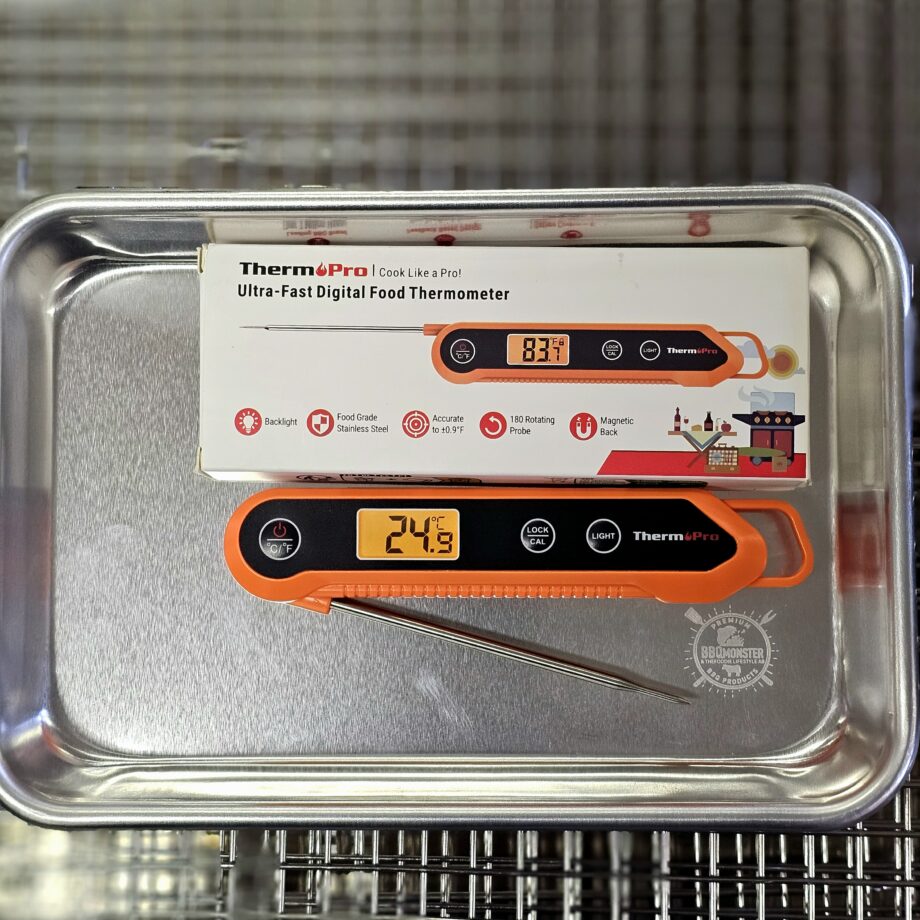 Köttermometer TP-03H snabb (ca 4 sek) Noggrann Väderskyddad Tunn spets Köttermometer Thermopro är en prisvärd smidig fällbar termometer. En snabbtermometer är ett måste både ute vid grillen och i köket. Denna termometer från Thermopro är väderskyddad och har auto on/off (stänger ner efter 90 sekunder) och att den är fällbar gör att den ryms i fickan utan risk för stickskador på känsligare kroppsdelar. Denna köttermometer från Thermopro TP-03H är snabb (4sek). Enkelt handhavande med tryckkänslig yta - alltså inga knappar där germs och bassilusker kan gömma sig. Displayen är tydlig och har en bra bakgrundsbelysning. Spetsig nål för mindre ingångshål. Noggrannheten är hög: +/-0,5 grader Celsius! Val av termometer Efter val av kol är valet av termometer kanske det viktigaste valet för en griller. I grundutrustningen hos varje seriös griller och foodie bör det finnas två sorters termometers: en stationär termometer med minst två stycken probes (nålar), gärna trådlös så att du enkelt kan övervaka längre grillningar utan att behöva lyfta på locket. Vill du ha en ännu snabbare termometer så slår vi ett slag för blixsnabba, 1-sekunders termometern TP-622 Lightning Den andra bör vara en riktigt snabb termometer och det är här denna modell kommer in i bilden. Den ena ersätter inte den andra utan används på två helt olika sätt. En snabbtermometer används för att blixtsnabbt avgöra om laxen, kycklingfilén eller skivan med kött är klar. Lyft gärna upp köttbiten eller fisken en bit från galler och direkt värme. Tryck in hela nålen i centrum/centrum och dra därefter långsamt termometern mot dig och avläs hela tiden displayen - om måltempen visas genom hela "draget" kan du vara säker på att målet är nått. Handhavande Enklare blir det inte: tryck in nålen i objektet i centrum/centrum, dra nålen långsamt igenom i takt om 4 sekunder och du får korrekt temperatur presenterad i displayen. Design Detta är en högkvalitativ köks- och grilltermometer som har en tydlig upplyst display som aktiveras med en knapptryckning. Termometern startar direkt när du fäller ut nålen. Den har en inbyggd magnet för att du skall kunna fästa upp den...inte på din heta grill...men väl på en magnetisk yta i ditt kök eller utekök. Displayen är tydlig och bakgrundsbelyst. Spetsig nål för mindre ingångshål. Fördelar: Snabbar (4sek) Bakgrundsbelysning vid ett tryck på knappen stor och tydlig display Vattenskyddad nog för att tåla ett Svenskt sommarregn Auto off efter 90 sekunder noggrannhet på +/- 0,5 C För att bära in köttet rekommenderar vi någon av våra snygga aluminiumbrickor