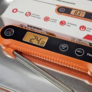 Köttermometer TP-03H snabb (ca 4 sek) Noggrann Väderskyddad Tunn spets Köttermometer Thermopro är en prisvärd smidig fällbar termometer. En snabbtermometer är ett måste både ute vid grillen och i köket. Denna termometer från Thermopro är väderskyddad och har auto on/off (stänger ner efter 90 sekunder) och att den är fällbar gör att den ryms i fickan utan risk för stickskador på känsligare kroppsdelar. Denna köttermometer från Thermopro TP-03H är snabb (4sek). Enkelt handhavande med tryckkänslig yta - alltså inga knappar där germs och bassilusker kan gömma sig. Displayen är tydlig och har en bra bakgrundsbelysning. Spetsig nål för mindre ingångshål. Noggrannheten är hög: +/-0,5 grader Celsius! Val av termometer Efter val av kol är valet av termometer kanske det viktigaste valet för en griller. I grundutrustningen hos varje seriös griller och foodie bör det finnas två sorters termometers: en stationär termometer med minst två stycken probes (nålar), gärna trådlös så att du enkelt kan övervaka längre grillningar utan att behöva lyfta på locket. Vill du ha en ännu snabbare termometer så slår vi ett slag för blixsnabba, 1-sekunders termometern TP-622 Lightning Den andra bör vara en riktigt snabb termometer och det är här denna modell kommer in i bilden. Den ena ersätter inte den andra utan används på två helt olika sätt. En snabbtermometer används för att blixtsnabbt avgöra om laxen, kycklingfilén eller skivan med kött är klar. Lyft gärna upp köttbiten eller fisken en bit från galler och direkt värme. Tryck in hela nålen i centrum/centrum och dra därefter långsamt termometern mot dig och avläs hela tiden displayen - om måltempen visas genom hela "draget" kan du vara säker på att målet är nått. Handhavande Enklare blir det inte: tryck in nålen i objektet i centrum/centrum, dra nålen långsamt igenom i takt om 4 sekunder och du får korrekt temperatur presenterad i displayen. Design Detta är en högkvalitativ köks- och grilltermometer som har en tydlig upplyst display som aktiveras med en knapptryckning. Termometern startar direkt när du fäller ut nålen. Den har en inbyggd magnet för att du skall kunna fästa upp den...inte på din heta grill...men väl på en magnetisk yta i ditt kök eller utekök. Displayen är tydlig och bakgrundsbelyst. Spetsig nål för mindre ingångshål. Fördelar: Snabbar (4sek) Bakgrundsbelysning vid ett tryck på knappen stor och tydlig display Vattenskyddad nog för att tåla ett Svenskt sommarregn Auto off efter 90 sekunder noggrannhet på +/- 0,5 C För att bära in köttet rekommenderar vi någon av våra snygga aluminiumbrickor