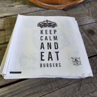 Hamburgarfickor vita "keep calm and eat burgers" BBQmonster 100st - undvik dressing längs underarmarna med en hamburgerficka Hamburgerfickor i BBQmonsters egna design i tilltagen storlek. Tåligt papper med glättad (vaxad) insida förhindrar att fett och dressing läcker igenom. I dessa snygga burgarfickor / hamburgarfickor som säljs i ett prisvärt 100pack virar in din burgare i eller som du stoppar dina pommes i. Burgarfickorna är förseglade i två av de fyra sidorna och är enkla att öppna då baksidan är 1cm större än framsidan Praktiskt - en hamburgerficka förhindrar att du grisar ner dig allt för mycket, för vem njuter av dressing rinnande längs med underarmarna? Är du ute efter den autentiska stilen som förhöjer känslan av en #Burgerlifestyle ? Då är dessa hamburgarefickor bara ett måste. 16x16cm (framsidan 15cm för enklare öppning av fickan) 100-pack Lätt vaxat Coolt tryck på båda sidorna (olika motiv fram respektive bak) Höjd: 16 cm Bredd: 16 cm Tips: spana in vår nya mini-bricka i aluminium för servering av burgare, hamburgare och smashburger: