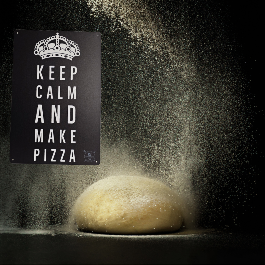 Plåtskylt / Tin sign "Keep calm and make pizza" metalltavla för pizzerian, köket, & grillhörna Dekorera din favoritplats med skyltar och metalltavlor i snygg design som bjuder in till ett skratt eller två ;) Är du fast i Pizza-träsket med leopardmönstrade degkanter och degrecept som jäser längre än en sättning egenbryggd öl? Då är det kanske så att du eller objektet för denna skylt är värd en skylt som berättar vad det hela handlar om: Keep calm and make pizza Tavlor i metall och plåtskyltar? BBQmonster har en häftig samling tavlor och skyltar i metall som kan vara den perfekta presenten eller tillbehöret till presenten som gör pricken över i:et, eller "the prick over the eye" som man säger i Amerikat... Metalltavlor för grill och BBQ är efterfrågade dekorer till utekök, mancaves och grillhörnor och med BBQmonsters uppsättning är chansen god att du hittar en skylt som passar just dig eller den person du skall köpa presenten till. Ett presenttips kan vara att om du köper låt säga en pizzaspade att då komplettera med en skylt som förstärker budskapet. Samma sak kan appliceras Ölglas, Kamados osv. Livsnjutare, Foodies och grillare är ofta glada för både god mat och god dryck. Därför kretsar många av dessa vintage skyltar och metalltavlor på tema Mat, såsom recepttavlor (för exempelvis Pulled pork, Revben / Ribs och Brisket). Eller Dryck (whisky, bourbon, beer, öl, IPA, Cider, Stout och inte minst modedrycken GIN). Tavlorna i metall finns i ett antal olika format, men där det vanligaste är måtten 20 x 30 (stående) cm eller 30 x 20 (liggande). Det finns även ett par större modeller (bland annat runda). Skyltarna har en vikt kant så inga vassa kanter existerar. Hörnen är försedda med hål (på det fyrkantiga tavlorna) där du enkelt med två eller fyra spik eller skruvar fäster upp tavlan på underlaget. Du kan även använda dubbelhäftande tejp om det passar bättre mot underlaget. Du hittar alla tavlor och skyltar under kategorin Tavlor metall (www.bbqmonster.se/produkt-kategori/tavlor/)