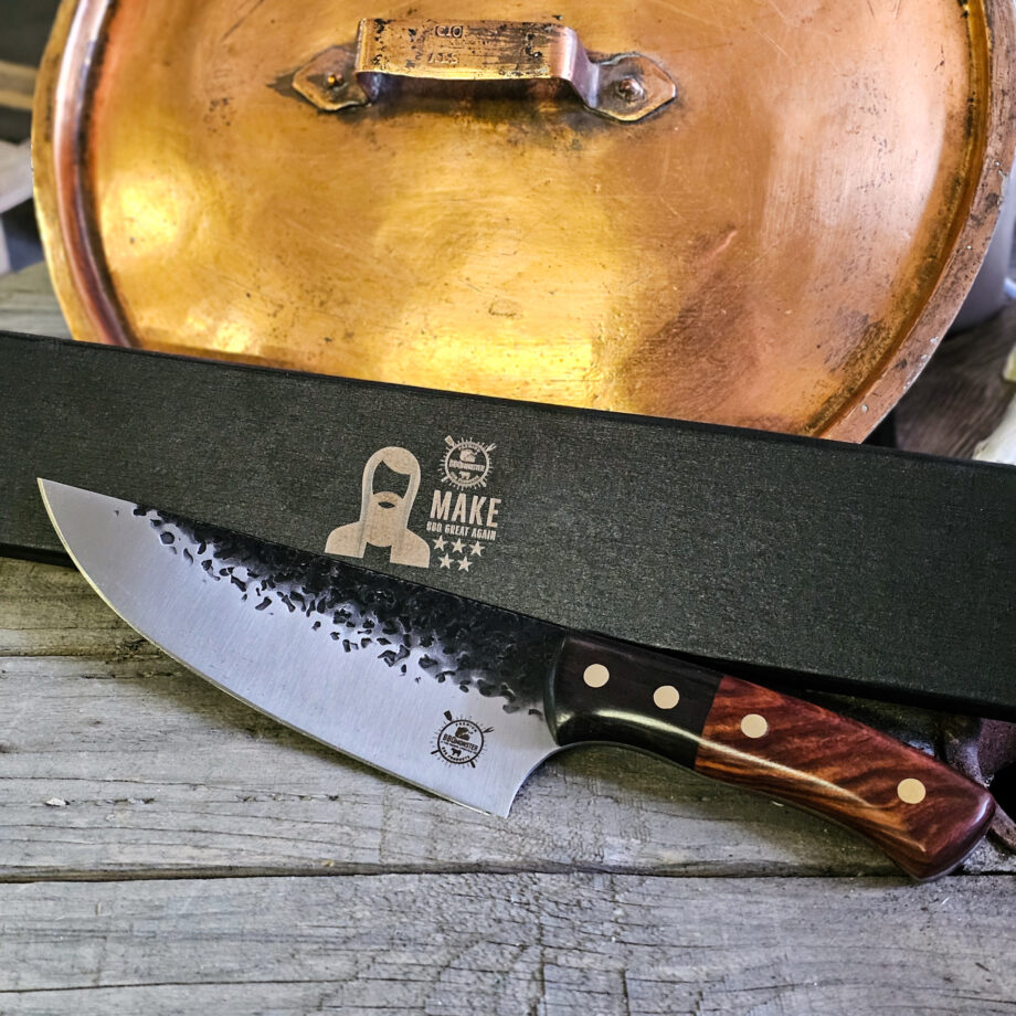 BBQ-kniv / kockkniv "Smith #9" 30cm - kolstål med med snyggt hamrat blad - galet vass och vackert handtag av ädelträ - säljs för det tredubbla på andra sidor! Söker du en serie av välarbetade och lättskötta kockknivar? Ta en kik på BBQmonsters egna serie knivar! Samtliga knivar i serien kommer i en svart presentförpackning med BBQmonsters sigill "Make BBQ great again" tryckt på locket. Knivarna från BBQmonster har även BBQmonsters logo ingraverad på bladet. Vi sätter bara vår logo på prylar som vi verkligen tycker om - detta är en sådan. Introduktionspris - passa på! En perfekt till grillnörden, en present till pappa på farsdag eller till dig själv helt enkelt! Denna modell av kökskniv är lämplig allround kniv i uteköket eller köket. Kniven kan användas till det mesta i köket då eggen är tillräckligt lång för att nå tvärs över de flesta bitar kött.  Bladet på denna Smith #9 är otroligt vasst, stabilt, lättskött och bladet har en härlig hamrad svart yta. Tillsammans allts som allt gör detta kniven rejält "intstagramvänlig" och photogenique. På ovansidan av bladet sitter en ölöppnare så du slipper slita på snusdosan. (Vill du hellre ha en ölöppnare uppskruvad på väggen så ta en kik på denna Bulldog i gjutjärn!) Bladet är genomgående och avslutas med handtaget som är av polerat och lackat ädelträ och fyra nitar av mässing. Skaftet ger ett skönt grepp och är enkelt att rengöra. Handtaget passar både höger- och vänsterhänta. Kolstål med blandning X50CrMoV15 Hårdhet 56° HRC vilket är ett relativt mjukt stål - något som gör att du själv enkelt kan hålla din kniv vass. Total längd: 32 cm Längd på bladet: 20 cm Längd på skaftet: 12 cm Vikt: 280 gram