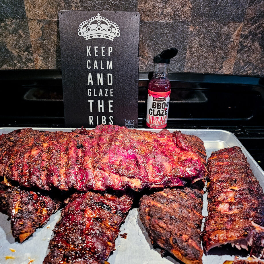 Plåtskylt / Tin sign med budskapet: keep calm and Glaze the ribs. Given vid grillen eller uteköket Skylt för kök, utekök, grillhörna, BBQ, Bar, Mancave Dekorera din favoritplats med skyltar och metalltavlor En tavla med de bevingade orden "Keep calm and glaze the ribs" Ja, är ju avslappnande, så varför inte? En perfekt skylt att hänga vid din favoritplats. När du lägger på glaze på revbenen kan denna vara till hjälp Tin signs: Tavlor i metall och plåtskyltar? BBQmonster har en häftig samling tavlor och skyltar i metall som kan vara den perfekta presenten eller tillbehöret till presenten som gör pricken över i:et, eller "the prick over the eye" som man säger i Amerikat... Metalltavlor för grill och BBQ är efterfrågade dekorer till utekök, mancaves och grillhörnor och med BBQmonsters uppsättning är chansen god att du hittar en skylt som passar just dig eller den person du skall köpa presenten till. Ett presenttips kan vara att om du köper låt säga ett paket spanska ginglas att då komplettera med en skylt som förstärker budskapet. Samma sak kan appliceras Ölglas, Kamados osv. Livsnjutare, Foodies och grillare är ofta glada för både god mat och god dryck. Därför kretsar många av dessa vintage skyltar och metalltavlor på tema Mat, såsom recepttavlor (för exempelvis Pulled pork, Revben / Ribs och Brisket). Eller Dryck (whisky, bourbon, beer, öl, IPA, Cider, Stout och inte minst modedrycken GIN). Tavlorna i metall finns i ett antal olika format, men där det vanligaste är måtten 20 x 30 (stående) cm eller 30 x 20 (liggande). Det finns även ett par större modeller (bland annat runda). Skyltarna har en vikt kant så inga vassa kanter existerar. Hörnen är försedda med hål (på det fyrkantiga tavlorna) där du enkelt med två eller fyra spik eller skruvar fäster upp tavlan på underlaget. Du kan även använda dubbelhäftande tejp om det passar bättre mot underlaget. Keep calm and glaze the ribs! Du hittar alla tavlor och skyltar under kategorin Tavlor metall (www.bbqmonster.se/produkt-kategori/tavlor/)