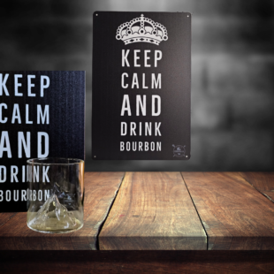 Plåtskylt / Tin sign med budskapet: keep calm and drink bourbon. Given i baren, mancave eller uteköket Skylt för kök, utekök, grillhörna, BBQ, Bar, Mancave Dekorera din favoritplats med skyltar och metalltavlor En tavla med de bevingade orden "Keep calm and drink bourbon" Ja, det är ju gott, så varför inte? En perfekt skylt att hänga baren eller favoritplatsen. Tavlor i metall och plåtskyltar? BBQmonster har en häftig samling tavlor och skyltar i metall som kan vara den perfekta presenten eller tillbehöret till presenten som gör pricken över i:et, eller "the prick over the eye" som man säger i Amerikat... Metalltavlor för grill och BBQ är efterfrågade dekorer till utekök, mancaves och grillhörnor och med BBQmonsters uppsättning är chansen god att du hittar en skylt som passar just dig eller den person du skall köpa presenten till. Ett presenttips kan vara att om du köper låt säga ett paket spanska ginglas att då komplettera med en skylt som förstärker budskapet. Samma sak kan appliceras Ölglas, Kamados osv. Livsnjutare, Foodies och grillare är ofta glada för både god mat och god dryck. Därför kretsar många av dessa vintage skyltar och metalltavlor på tema Mat, såsom recepttavlor (för exempelvis Pulled pork, Revben / Ribs och Brisket). Eller Dryck (whisky, bourbon, beer, öl, IPA, Cider, Stout och inte minst modedrycken GIN). Tavlorna i metall finns i ett antal olika format, men där det vanligaste är måtten 20 x 30 (stående) cm eller 30 x 20 (liggande). Det finns även ett par större modeller (bland annat runda). Skyltarna har en vikt kant så inga vassa kanter existerar. Hörnen är försedda med hål (på det fyrkantiga tavlorna) där du enkelt med två eller fyra spik eller skruvar fäster upp tavlan på underlaget. Du kan även använda dubbelhäftande tejp om det passar bättre mot underlaget. Keep calm and drink Bourbon! Du hittar alla tavlor och skyltar under kategorin Tavlor metall (www.bbqmonster.se/produkt-kategori/tavlor/)