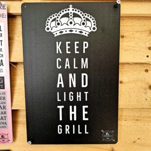 Plåtskylt / Tin sign med budskapet: keep calm and light the grill - given i grillhörnan och uteköket Skylt för kök, utekök, grillhörna, BBQ, Bar, Mancave Dekorera din favoritplats med skyltar och metalltavlor En tavla med de bevingade orden "Keep calm and light the grill" Ja, finns det något bättre sätt att varva ner efter en stressig dag? En perfekt skylt att hänga i uteköket och grillhörnan Tavlor i metall och plåtskyltar? BBQmonster har en häftig samling tavlor och skyltar i metall som kan vara den perfekta presenten eller tillbehöret till presenten som gör pricken över i:et, eller "the prick over the eye" som man säger i Amerikat... Metalltavlor för grill och BBQ är efterfrågade dekorer till utekök, mancaves och grillhörnor och med BBQmonsters uppsättning är chansen god att du hittar en skylt som passar just dig eller den person du skall köpa presenten till. Ett presenttips kan vara att om du köper låt säga ett paket spanska ginglas att då komplettera med en skylt som förstärker budskapet. Samma sak kan appliceras Ölglas, Kamados osv. Livsnjutare, Foodies och grillare är ofta glada för både god mat och god dryck. Därför kretsar många av dessa skyltar och metalltavlor på tema Mat, såsom recepttavlor (för exempelvis Pulled pork, Revben / Ribs och Brisket). Eller Dryck (whisky, bourbon, beer, öl, IPA, Cider, Stout och inte minst modedrycken GIN). Tavlorna i metall finns i ett antal olika format, men där det vanligaste är måtten 20 x 30 (stående) cm eller 30 x 20 (liggande). Det finns även ett par större modeller (bland annat runda). Skyltarna har en vikt kant så inga vassa kanter existerar. Hörnen är försedda med hål (på det fyrkantiga tavlorna) där du enkelt med två eller fyra spik eller skruvar fäster upp tavlan på underlaget. Du kan även använda dubbelhäftande tejp om det passar bättre mot underlaget. Keep calm and light the grill! Du hittar alla tavlor och skyltar under kategorin Tavlor metall (www.bbqmonster.se/produkt-kategori/tavlor/) Ett par andra tips: Ölöppnare i gjutjärn: The pig