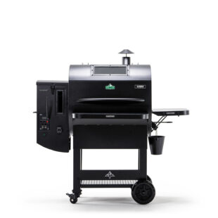 PelletSmoker - GMG Peak Prime 2.0 - Senaste pellet smokern från Green Mountain Grills En av de mest omtyckta pellet smokers nu i Sverige! - innovativ och smidig pellet smoker från Green Mountain Grills Green Mountain grills har under 2024 släppt en helt ny serie Pellet smokers, där Ledge Prime 2.o är " den stora lillebrodern" till Peak Prime 2.0  Grillytan på Ledge Prime 2.o är hela 66cm x 41cm och kan utökas med fler nivåer av tillbehör genom det genomtänkta modulsystemet "GMG Rackt" Serien Prime är verkligen inte vilka pellet smoker som helst. Det är en serie mycket innovativa och genomtänkta pellet smokers som kommer ge dig en smidig BBQ och roligare BBQlifestyle! Faktum är att många andra tillverkare ligger ett par hack bakom GMG Prime 2.0 eller vad sägs om följande egenskaper och finesser: Optimerad layout och form för att skapa en jämnare fördelning av värme och cirkulerande rök över hela gallerytan Förbättrad och tåligare "tändstift" för längre livslängd Kompatibel med "GMG Rackt" - ett modulsystem för att enkelt kunna bygga ut inredningen i smokern med ribrack, chicken leg holders mfl Temperaturstyrning mellan 65 Celsius och 287 Celsius Två rejäla kött-probes för att kunna övervaka grillprojektets innertemperatur Fönster i tonat glas för möjlighet att bevaka ditt grillprojekt Inbyggd belysning för enklare hantering även vid nattprojekt Wifi-styrning med extern antenn för bättre räckvidd stabilare drift och gång tack vare 12-volts motor möjlighet att driva pellet smokern på 12 volt om så önskas (bilbatteri eller liknande - perfekt vid strömavbrott) USB-uttag på framsidan för laddning av mobil eller vad du nu kan behöva driva eller ladda i din grillhörna uppkoppling via app - styr och övervaka från varhelst du är öppet fönster i pelletmagasinet så du ser nivån 10kg pelletsmagasin Värmefördelningsplåt och heat-shield i rostfritt stål Låsmekanism på pelletsmagasinet förhindrar att locket blåser upp Stora robusta solida hjul för enkel förflyttning inbyggd huvudnyckel (ölöppnare) rymlig sidohylla ingår rymlig fronthylla ingår tömningslucka för att enkelt byta pelletssort enkel montering med det mest förmonterat och dessutom virtuell guide via app "bara scanna QR koden och följa steg för steg" förenklad montering genom att alla skruvar har samma mått och storlek (du kan inte förväxla någon skruv) endast två muttrar, resterande skruvar passar direkt i gängorna som finns försänkta i godset Monteringsverktyg medföljer Om pellet smokers I USA pågår för stunden en revolution där många tar steget från Gasolgrill till en Pelletsgrill. Rådet från BBQmonsters sida är inte att kasta ut kolgrillen eller gasolgrillen om du köper en pelletsmoker se din smoker som ett perfekt komplement som hjälper dig lyckas med grillning och BBQ när du inte har tiden att övervaka eller du inte känner för att gräva ner händerna i kolsäcken en regnig tisdag eftermiddag i november. Resultatet som kommer ur en Pelletsmoker kommer dock sannolikt påverka dig till att oftare och oftare falla tillbaka till just den - så smidigt, enkelt och gott! Du kommer att lyckas med i stort sett varje BBQ och röksession oavsett om det handlar om en laxsida som skall rökas en timme eller om vi pratar om en brisket som skall få svettas i upp mot ett dygn - så längde det inte blir strömavbrott vill säga... Är du ute efter att grilla hamburgare så skall det i ärlighetens namn sägas att det finns bättre alternativ än en pellet smoker för betydligt rimligare peng, men om du vill kunna köra bekymmerslöst långkok i rökmiljö utomhus så har du kommit rätt.  Frågan som många ställer sig är om allt alltid smakar extremt rökigt med en pelletsgrill - svaret är nej. Du kan även grilla och BBQ:a utan att vare sig köttet eller du själv luktar som "Lasse-åla-rökare" [Lokalt NV. Skånskt skämt]. Principen är att ju lägre temperatur desto mer rökproduktion. I takt med att du skruvar upp tempen går mer av pelletsförbränningen till att skapa värme snarare än rök. Vid "grillning" över 180 grader blir det mesta värme och mindre andel rök. Lite om själva tekniken med en pellets smoker: Pelletsmokern behöver kopplas till ett 230 volts jordat vägguttag. Det finns ett magasin hängandes på ena kortsidan - här fyller du på de pellets du önskar skall smaksätta objektet. I botten, under grillgallerna går en tunnel med en "matar-skruv" som matar fram pellets till en förbränningskopp där ett glödstift tänder de första pellets som trillar ner, därefter släck stiftet och en fläkt styr tempen tillsammans med takten på skruven, vilket bestäms av den temperatur som du anger. Lägsta temperatur är "rökläget" och detta producerar en temp på cirka 70 grader Celsius. Från här kan du i fast lägen höja tempen till en bra bit över 250 grader. Vid 200 grader eller mer produceras obetydligt med rök då pellets då används som energi för att skapa värme. I rökläge (under 145 grader) sker förbränningen långsamt, rök utvecklas och förbrukningen är låg. Många undrar säkert ifall en pellet smoker drar massvis med ström, svaret är nej. I uppstartsläget som varar cirka 6 minuter drar den cirka 300 watt. Därefter runt 50 watt, alltså ungefär i nivå med en gammal glödlampa. Ju mer röksmak man önskar ge sitt kött/fisk desto längre tid i rökläget. Exempel: För kyckling kan en timme i rökläge vara lämpligt. Från det läget tas fågeln upp till över 70 grader genom att temperaturen höjs till 200 grader. För en laxsida kan man välja att låta mer eller mindre hela tillagningstiden ske i rökläge ifall man önskar en rejält kraftig röksmak. Är det stor skillnad mellan olika pellets? Frågan är dubbel - mellan olika varumärkens pellets kan det skilja mycket. BBQmonster säljer bara  pellets från leverantörer som värnar om att hålla högsta tänkbara renhet och kvalitet. Använd alltid pellets av denna kvalitet för och aldrig annat än pellets gjorda för matlagning. När det kommer till olika dofter och smaker så skapas dessa genom att använda olika sorters hårdträ. Körsbär, Pecan, Äpple, Hickory, Mesquite och Ek är exempel på detta. Till detta kan det också läggas olika specialblandningar där olika pellets blandas för att skapa en unik ton. Bästa pelletsen enligt många är just GMG´s pellets och du hittar två "blends" i sortimentet hos BBQmonster: Premium Texas Blend och Fruit wood blend