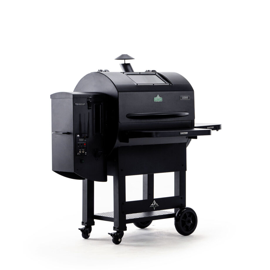 PelletSmoker - GMG Peak Prime 2.0 - Senaste pellet smokern från Green Mountain Grills En av de mest omtyckta pellet smokers nu i Sverige! - innovativ och smidig pellet smoker från Green Mountain Grills Green Mountain grills har under 2024 släppt en helt ny serie Pellet smokers, där Ledge Prime 2.o är " den stora lillebrodern" till Peak Prime 2.0  Grillytan på Ledge Prime 2.o är hela 66cm x 41cm och kan utökas med fler nivåer av tillbehör genom det genomtänkta modulsystemet "GMG Rackt" Serien Prime är verkligen inte vilka pellet smoker som helst. Det är en serie mycket innovativa och genomtänkta pellet smokers som kommer ge dig en smidig BBQ och roligare BBQlifestyle! Faktum är att många andra tillverkare ligger ett par hack bakom GMG Prime 2.0 eller vad sägs om följande egenskaper och finesser: Optimerad layout och form för att skapa en jämnare fördelning av värme och cirkulerande rök över hela gallerytan Förbättrad och tåligare "tändstift" för längre livslängd Kompatibel med "GMG Rackt" - ett modulsystem för att enkelt kunna bygga ut inredningen i smokern med ribrack, chicken leg holders mfl Temperaturstyrning mellan 65 Celsius och 287 Celsius Två rejäla kött-probes för att kunna övervaka grillprojektets innertemperatur Fönster i tonat glas för möjlighet att bevaka ditt grillprojekt Inbyggd belysning för enklare hantering även vid nattprojekt Wifi-styrning med extern antenn för bättre räckvidd stabilare drift och gång tack vare 12-volts motor möjlighet att driva pellet smokern på 12 volt om så önskas (bilbatteri eller liknande - perfekt vid strömavbrott) USB-uttag på framsidan för laddning av mobil eller vad du nu kan behöva driva eller ladda i din grillhörna uppkoppling via app - styr och övervaka från varhelst du är öppet fönster i pelletmagasinet så du ser nivån 10kg pelletsmagasin Värmefördelningsplåt och heat-shield i rostfritt stål Låsmekanism på pelletsmagasinet förhindrar att locket blåser upp Stora robusta solida hjul för enkel förflyttning inbyggd huvudnyckel (ölöppnare) rymlig sidohylla ingår rymlig fronthylla ingår tömningslucka för att enkelt byta pelletssort enkel montering med det mest förmonterat och dessutom virtuell guide via app "bara scanna QR koden och följa steg för steg" förenklad montering genom att alla skruvar har samma mått och storlek (du kan inte förväxla någon skruv) endast två muttrar, resterande skruvar passar direkt i gängorna som finns försänkta i godset Monteringsverktyg medföljer Om pellet smokers I USA pågår för stunden en revolution där många tar steget från Gasolgrill till en Pelletsgrill. Rådet från BBQmonsters sida är inte att kasta ut kolgrillen eller gasolgrillen om du köper en pelletsmoker se din smoker som ett perfekt komplement som hjälper dig lyckas med grillning och BBQ när du inte har tiden att övervaka eller du inte känner för att gräva ner händerna i kolsäcken en regnig tisdag eftermiddag i november. Resultatet som kommer ur en Pelletsmoker kommer dock sannolikt påverka dig till att oftare och oftare falla tillbaka till just den - så smidigt, enkelt och gott! Du kommer att lyckas med i stort sett varje BBQ och röksession oavsett om det handlar om en laxsida som skall rökas en timme eller om vi pratar om en brisket som skall få svettas i upp mot ett dygn - så längde det inte blir strömavbrott vill säga... Är du ute efter att grilla hamburgare så skall det i ärlighetens namn sägas att det finns bättre alternativ än en pellet smoker för betydligt rimligare peng, men om du vill kunna köra bekymmerslöst långkok i rökmiljö utomhus så har du kommit rätt.  Frågan som många ställer sig är om allt alltid smakar extremt rökigt med en pelletsgrill - svaret är nej. Du kan även grilla och BBQ:a utan att vare sig köttet eller du själv luktar som "Lasse-åla-rökare" [Lokalt NV. Skånskt skämt]. Principen är att ju lägre temperatur desto mer rökproduktion. I takt med att du skruvar upp tempen går mer av pelletsförbränningen till att skapa värme snarare än rök. Vid "grillning" över 180 grader blir det mesta värme och mindre andel rök. Lite om själva tekniken med en pellets smoker: Pelletsmokern behöver kopplas till ett 230 volts jordat vägguttag. Det finns ett magasin hängandes på ena kortsidan - här fyller du på de pellets du önskar skall smaksätta objektet. I botten, under grillgallerna går en tunnel med en "matar-skruv" som matar fram pellets till en förbränningskopp där ett glödstift tänder de första pellets som trillar ner, därefter släck stiftet och en fläkt styr tempen tillsammans med takten på skruven, vilket bestäms av den temperatur som du anger. Lägsta temperatur är "rökläget" och detta producerar en temp på cirka 70 grader Celsius. Från här kan du i fast lägen höja tempen till en bra bit över 250 grader. Vid 200 grader eller mer produceras obetydligt med rök då pellets då används som energi för att skapa värme. I rökläge (under 145 grader) sker förbränningen långsamt, rök utvecklas och förbrukningen är låg. Många undrar säkert ifall en pellet smoker drar massvis med ström, svaret är nej. I uppstartsläget som varar cirka 6 minuter drar den cirka 300 watt. Därefter runt 50 watt, alltså ungefär i nivå med en gammal glödlampa. Ju mer röksmak man önskar ge sitt kött/fisk desto längre tid i rökläget. Exempel: För kyckling kan en timme i rökläge vara lämpligt. Från det läget tas fågeln upp till över 70 grader genom att temperaturen höjs till 200 grader. För en laxsida kan man välja att låta mer eller mindre hela tillagningstiden ske i rökläge ifall man önskar en rejält kraftig röksmak. Är det stor skillnad mellan olika pellets? Frågan är dubbel - mellan olika varumärkens pellets kan det skilja mycket. BBQmonster säljer bara  pellets från leverantörer som värnar om att hålla högsta tänkbara renhet och kvalitet. Använd alltid pellets av denna kvalitet för och aldrig annat än pellets gjorda för matlagning. När det kommer till olika dofter och smaker så skapas dessa genom att använda olika sorters hårdträ. Körsbär, Pecan, Äpple, Hickory, Mesquite och Ek är exempel på detta. Till detta kan det också läggas olika specialblandningar där olika pellets blandas för att skapa en unik ton. Bästa pelletsen enligt många är just GMG´s pellets och du hittar två "blends" i sortimentet hos BBQmonster: Premium Texas Blend och Fruit wood blend