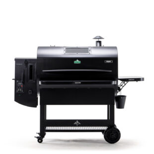 PelletSmoker - GMG Peak Prime 2.0 - Största och senaste pellet smokern från Green Mountain Grills En av de största och rymligaste pellet smoker nu i Sverige! - innovativ och smidig pellet smoker från Green Mountain Grills Green Mountain grills har under 2024 släppt en helt ny serie Pellet smokers, där Peak Prime 2.0 är den största av syskonen Ledge och Peak. Serien Prime är verkligen inte vilka pellet smoker som helst. Det är en serie mycket innovativa och genomtänkta pellet smokers som kommer ge dig en smidig BBQ och roligare BBQlifestyle! Faktum är att många andra tillverkare ligger ett par hack bakom GMG Prime 2.0 eller vad sägs om följande egenskaper och finesser: Optimerad layout och form för att skapa en jämnare fördelning av värme och cirkulerande rök över hela gallerytan Förbättrad och tåligare "tändstift" för längre livslängd Kompatibel med "GMG Rackt" - ett modulsystem för att enkelt kunna bygga ut inredningen i smokern med ribrack, chicken leg holders mfl Temperaturstyrning mellan 65 Celsius och 287 Celsius Två rejäla kött-probes för att kunna övervaka grillprojektets innertemperatur Fönster i tonat glas för möjlighet att bevaka ditt grillprojekt Inbyggd belysning för enklare hantering även vid nattprojekt Wifi-styrning med extern antenn för bättre räckvidd stabilare drift och gång tack vare 12-volts motor möjlighet att driva pellet smokern på 12 volt om så önskas (bilbatteri eller liknande - perfekt vid strömavbrott) USB-uttag på framsidan för laddning av mobil eller vad du nu kan behöva driva eller ladda i din grillhörna uppkoppling via app - styr och övervaka från varhelst du är öppet fönster i pelletmagasinet så du ser nivån 10kg pelletsmagasin Värmefördelningsplåt och heat-shield i rostfritt stål Låsmekanism på pelletsmagasinet förhindrar att locket blåser upp Stora robusta solida hjul för enkel förflyttning inbyggd huvudnyckel (ölöppnare) rymlig sidohylla ingår rymlig fronthylla ingår tömningslucka för att enkelt byta pelletssort enkel montering med det mest förmonterat och dessutom virtuell guide via app "bara scanna QR koden och följa steg för steg" förenklad montering genom att alla skruvar har samma mått och storlek (du kan inte förväxla någon skruv) endast två muttrar, resterande skruvar passar direkt i gängorna som finns försänkta i godset Monteringsverktyg medföljer Om pellet smokers I USA pågår för stunden en revolution där många tar steget från Gasolgrill till en Pelletsgrill. Rådet från BBQmonsters sida är inte att kasta ut kolgrillen eller gasolgrillen om du köper en pelletsmoker se din smoker som ett perfekt komplement som hjälper dig lyckas med grillning och BBQ när du inte har tiden att övervaka eller du inte känner för att gräva ner händerna i kolsäcken en regnig tisdag eftermiddag i november. Resultatet som kommer ur en Pelletsmoker kommer dock sannolikt påverka dig till att oftare och oftare falla tillbaka till just den - så smidigt, enkelt och gott! Du kommer att lyckas med i stort sett varje BBQ och röksession oavsett om det handlar om en laxsida som skall rökas en timme eller om vi pratar om en brisket som skall få svettas i upp mot ett dygn - så längde det inte blir strömavbrott vill säga... Är du ute efter att grilla hamburgare så skall det i ärlighetens namn sägas att det finns bättre alternativ än en pellet smoker för betydligt rimligare peng, men om du vill kunna köra bekymmerslöst långkok i rökmiljö utomhus så har du kommit rätt.  Frågan som många ställer sig är om allt alltid smakar extremt rökigt med en pelletsgrill - svaret är nej. Du kan även grilla och BBQ:a utan att vare sig köttet eller du själv luktar som "Lasse-åla-rökare" [Lokalt NV. Skånskt skämt]. Principen är att ju lägre temperatur desto mer rökproduktion. I takt med att du skruvar upp tempen går mer av pelletsförbränningen till att skapa värme snarare än rök. Vid "grillning" över 180 grader blir det mesta värme och mindre andel rök. Lite om själva tekniken med en pellets smoker: Pelletsmokern behöver kopplas till ett 230 volts jordat vägguttag. Det finns ett magasin hängandes på ena kortsidan - här fyller du på de pellets du önskar skall smaksätta objektet. I botten, under grillgallerna går en tunnel med en "matar-skruv" som matar fram pellets till en förbränningskopp där ett glödstift tänder de första pellets som trillar ner, därefter släck stiftet och en fläkt styr tempen tillsammans med takten på skruven, vilket bestäms av den temperatur som du anger. Lägsta temperatur är "rökläget" och detta producerar en temp på cirka 70 grader Celsius. Från här kan du i fast lägen höja tempen till en bra bit över 250 grader. Vid 200 grader eller mer produceras obetydligt med rök då pellets då används som energi för att skapa värme. I rökläge (under 145 grader) sker förbränningen långsamt, rök utvecklas och förbrukningen är låg.  Många undrar säkert ifall en pellet smoker drar massvis med ström, svaret är nej. I uppstartsläget som varar cirka 6 minuter drar den cirka 300 watt. Därefter runt 50 watt, alltså ungefär i nivå med en gammal glödlampa. Ju mer röksmak man önskar ge sitt kött/fisk desto längre tid i rökläget. Exempel: För kyckling kan en timme i rökläge vara lämpligt. Från det läget tas fågeln upp till över 70 grader genom att temperaturen höjs till 200 grader. För en laxsida kan man välja att låta mer eller mindre hela tillagningstiden ske i rökläge ifall man önskar en rejält kraftig röksmak. Är det stor skillnad mellan olika pellets? Frågan är dubbel - mellan olika varumärkens pellets kan det skilja mycket. BBQmonster säljer bara  pellets från leverantörer som värnar om att hålla högsta tänkbara renhet och kvalitet. Använd alltid pellets av denna kvalitet för och aldrig annat än pellets gjorda för matlagning. När det kommer till olika dofter och smaker så skapas dessa genom att använda olika sorters hårdträ. Körsbär, Pecan, Äpple, Hickory, Mesquite och Ek är exempel på detta. Till detta kan det också läggas olika specialblandningar där olika pellets blandas för att skapa en unik ton. Bästa pelletsen enligt många är just GMG´s pellets och du hittar två "blends" i sortimentet hos BBQmonster: Premium Texas Blend och Fruit wood blend