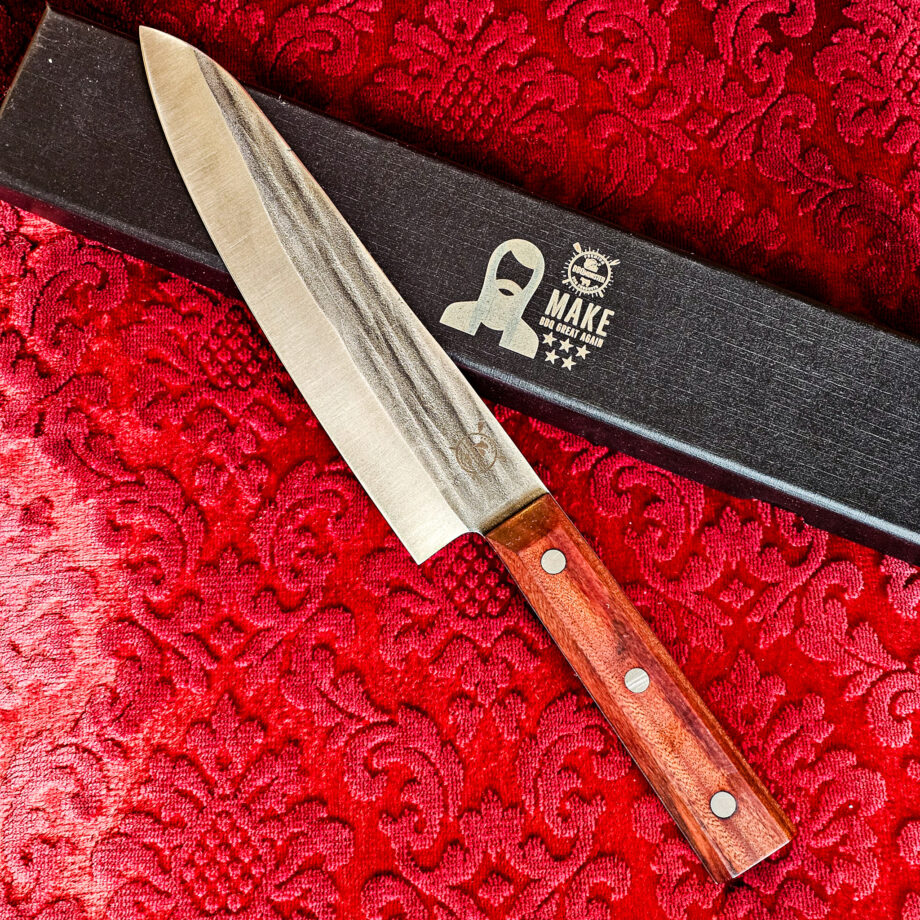 Gyuto Kockkniv Red Velvet #14 vacker kockkniv från BBQmonsters serie av Asiatiska kockknivar - liknande kniv säljs för det tredubbla på andra sidor! Söker du en serie av välarbetade och lättskötta kockknivar? Ta en kik på BBQmonsters egna serie knivar! Samtliga knivar i serien kommer i en svart presentförpackning med BBQmonsters sigill "Make BBQ great again" tryckt på locket. Knivarna från BBQmonster har även BBQmonsters logo ingraverad på bladet. Vi sätter bara vår logo på prylar som vi verkligen tycker om - detta är en sådan. Introduktionspris - passa på! En perfekt till grillnörden, en present till pappa på farsdag eller till dig själv helt enkelt! Gyuto kockkniven i serien Red velvet är i det närmsta du kommer en klassisk europeisk kockkniv när det gäller asiatiska knivar. Detta är alltså en kniv som kan användas för både kött och grönsaker. Det är enkelt både att skära raka skivor av en stek och med en gungande rörelse hacka örter och grönsaker till mindre delar. Bladet på denna Red Velvet #14 är vackert dekorerat med mjuka följsamma mönster inhamrat i stålet. Bladet har en perfekt balans mellan smidigt och robust. Eggen är extremt vass och lättskött. Varje blad är unikt i sitt utseende vilket tillsammans allts som allt gör detta kniven rejält "intstagramvänlig" och photogenique. Bladet är genomgående och avslutas med det snygga fyrkantiga handtaget som är av rött ädelträ och som har tre nitar av mässing. Skaftet ger ett skönt grepp och är enkelt att rengöra. Handtaget passar både höger- och vänsterhänta. Kolstål med blandning X50CrMoV15 Hårdhet 56° HRC vilket är ett relativt mjukt stål - något som gör att du själv enkelt kan hålla din kniv vass. Total längd: 33 cm Längd på bladet: 20 cm Längd på skaftet: 13cm Vikt: 246 gram