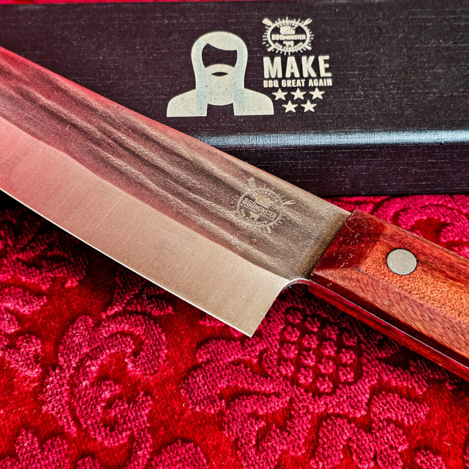 Gyuto Kockkniv Red Velvet #14 vacker kockkniv från BBQmonsters serie av Asiatiska kockknivar - liknande kniv säljs för det tredubbla på andra sidor! Söker du en serie av välarbetade och lättskötta kockknivar? Ta en kik på BBQmonsters egna serie knivar! Samtliga knivar i serien kommer i en svart presentförpackning med BBQmonsters sigill "Make BBQ great again" tryckt på locket. Knivarna från BBQmonster har även BBQmonsters logo ingraverad på bladet. Vi sätter bara vår logo på prylar som vi verkligen tycker om - detta är en sådan. Introduktionspris - passa på! En perfekt till grillnörden, en present till pappa på farsdag eller till dig själv helt enkelt! Gyuto kockkniven i serien Red velvet är i det närmsta du kommer en klassisk europeisk kockkniv när det gäller asiatiska knivar. Detta är alltså en kniv som kan användas för både kött och grönsaker. Det är enkelt både att skära raka skivor av en stek och med en gungande rörelse hacka örter och grönsaker till mindre delar. Bladet på denna Red Velvet #14 är vackert dekorerat med mjuka följsamma mönster inhamrat i stålet. Bladet har en perfekt balans mellan smidigt och robust. Eggen är extremt vass och lättskött. Varje blad är unikt i sitt utseende vilket tillsammans allts som allt gör detta kniven rejält "intstagramvänlig" och photogenique. Bladet är genomgående och avslutas med det snygga fyrkantiga handtaget som är av rött ädelträ och som har tre nitar av mässing. Skaftet ger ett skönt grepp och är enkelt att rengöra. Handtaget passar både höger- och vänsterhänta. Kolstål med blandning X50CrMoV15 Hårdhet 56° HRC vilket är ett relativt mjukt stål - något som gör att du själv enkelt kan hålla din kniv vass. Total längd: 33 cm Längd på bladet: 20 cm Längd på skaftet: 13cm Vikt: 246 gram