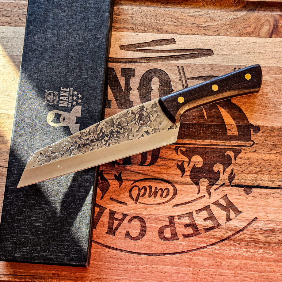 Honesuki urbenings och putskniv Black ebony #6 vacker smidig kockkniv från BBQmonsters serie av Asiatiska kockknivar - liknande kniv säljs för det tredubbla på andra sidor! Söker du en serie av välarbetade och lättskötta kockknivar? Ta en kik på BBQmonsters egna serie knivar! Samtliga knivar i serien kommer i en svart presentförpackning med BBQmonsters sigill "Make BBQ great again" tryckt på locket. Knivarna från BBQmonster har även BBQmonsters logo ingraverad på bladet. Vi sätter bara vår logo på prylar som vi verkligen tycker om - detta är en sådan. Introduktionspris - passa på! En perfekt till grillnörden, en present till pappa på farsdag eller till dig själv helt enkelt! Denna modell av kockkniv har ett skarpt avslut av eggen vilket gör att du kan komma närmre exempelvis ett ben som skall putsas. Eggens avslutning mot handtaget kan användas för att skrapa bort kött som sitter mellan två ben eller för att lossa på en hinna. Kniven har en längd som gör den enkel att kontrollera om du önskar använda den för att dekorera en frukt eller grönsak med ett snyggt inristat mönster. En bra allround kniv som ersätter en klassisk "petty-kniv". Bladet på denna Black Ebony #6 är smidigt, tunt, extremt vasst, lättskött. Varje blad är unikt i sitt utseende med en snygg textur inhamrat i stålet. Tillsammans allts som allt gör detta kniven rejält "intstagramvänlig" och photogenique. Bladet är genomgående och avslutas med handtaget som är av svart ädelträ och tre nitar av mässing. Skaftet ger ett skönt grepp och är enkelt att rengöra. Handtaget passar både höger- och vänsterhänta. Kolstål med blandning X50CrMoV15 Hårdhet 56° HRC vilket är ett relativt mjukt stål - något som gör att du själv enkelt kan hålla din kniv vass. Total längd: 29 cm Längd på bladet: 17 cm Längd på skaftet: 12cm Vikt: 214 gram