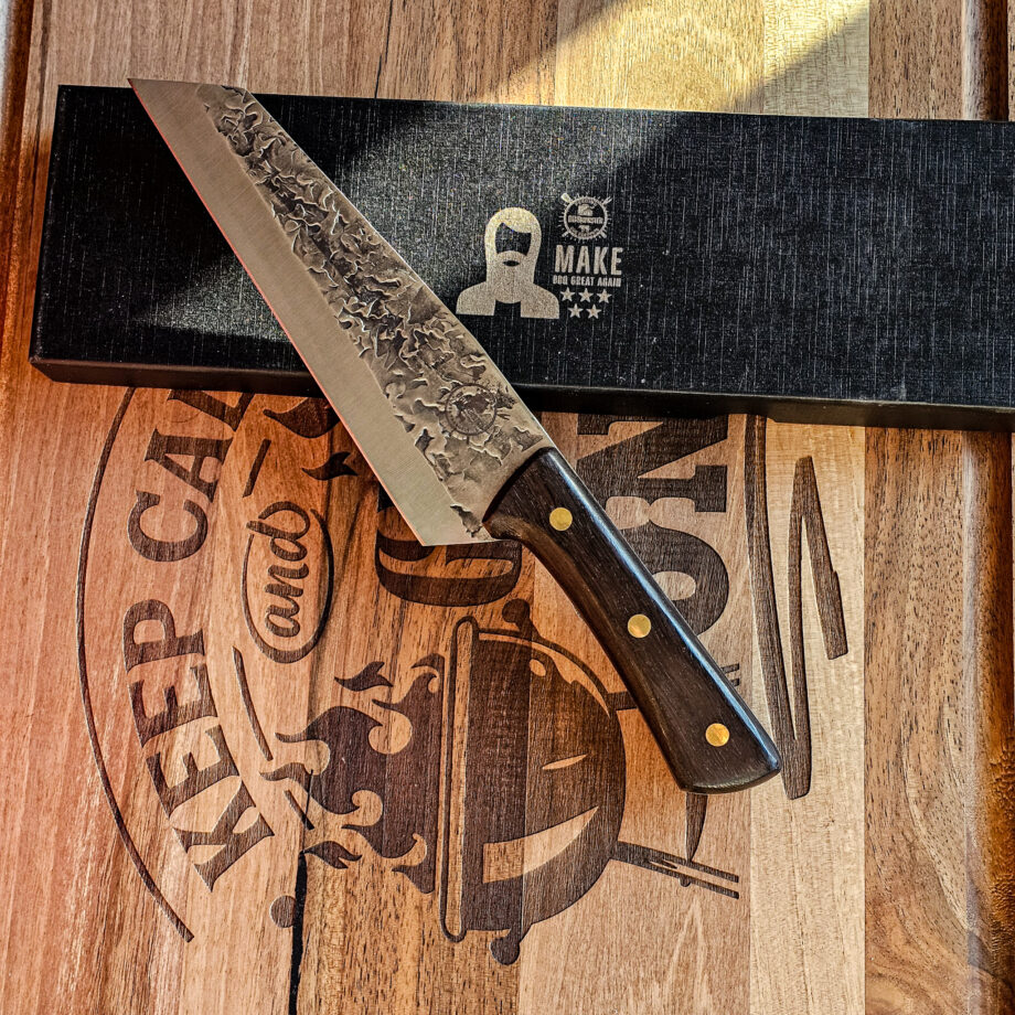 Honesuki urbenings och putskniv Black ebony #6 vacker smidig kockkniv från BBQmonsters serie av Asiatiska kockknivar - liknande kniv säljs för det tredubbla på andra sidor! Söker du en serie av välarbetade och lättskötta kockknivar? Ta en kik på BBQmonsters egna serie knivar! Samtliga knivar i serien kommer i en svart presentförpackning med BBQmonsters sigill "Make BBQ great again" tryckt på locket. Knivarna från BBQmonster har även BBQmonsters logo ingraverad på bladet. Vi sätter bara vår logo på prylar som vi verkligen tycker om - detta är en sådan. Introduktionspris - passa på! En perfekt till grillnörden, en present till pappa på farsdag eller till dig själv helt enkelt! Denna modell av kockkniv har ett skarpt avslut av eggen vilket gör att du kan komma närmre exempelvis ett ben som skall putsas. Eggens avslutning mot handtaget kan användas för att skrapa bort kött som sitter mellan två ben eller för att lossa på en hinna. Kniven har en längd som gör den enkel att kontrollera om du önskar använda den för att dekorera en frukt eller grönsak med ett snyggt inristat mönster. En bra allround kniv som ersätter en klassisk "petty-kniv". Bladet på denna Black Ebony #6 är smidigt, tunt, extremt vasst, lättskött. Varje blad är unikt i sitt utseende med en snygg textur inhamrat i stålet. Tillsammans allts som allt gör detta kniven rejält "intstagramvänlig" och photogenique. Bladet är genomgående och avslutas med handtaget som är av svart ädelträ och tre nitar av mässing. Skaftet ger ett skönt grepp och är enkelt att rengöra. Handtaget passar både höger- och vänsterhänta. Kolstål med blandning X50CrMoV15 Hårdhet 56° HRC vilket är ett relativt mjukt stål - något som gör att du själv enkelt kan hålla din kniv vass. Total längd: 29 cm Längd på bladet: 17 cm Längd på skaftet: 12cm Vikt: 214 gram