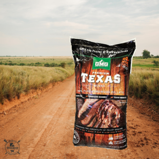 Pellets för pellet smoker eller röktub GMG premium Texas Blend - kraftfull rök perfekt för brisket, short-ribs etc - 12,7kg 100% trä utan tillsatser BBQ Texas Blend rökpellets från GMG  är en premium kvalitetspellets som passar till ALLA pellet smokers och även till din pizzaugn. Pellets från GMG (Green Mountain Grills) har ett rykte att vara ett av de absolut alternativen när det kommer till rökpellets. Dessa pellets är tillverkade i USA och innehåller endast hårdträ, inga "fillers" och inga bindmedel. Vad vi menar med endast hårdträ är att dessa pellets består endast av de träsorter som utgör namnet. det till skillnad från vissa producenter som använder enklare träsorter för att skapa pellets smaksatta med essenser och oljor för att ge ifrån sig en viss doft/rök. Premium Texas Blend pellets ger en kraftfull rök och passar därför perfekt till nötkött där du vill ha lite extra tryck i röksmaken. Blandningen kombinerar tre olika träslag: Black Oak, American Hickory och Mesquite - en blend som är doftar lika fantastiskt som du kan föreställa dig! Doften av GMG Premium Texas Blend pellets är tydlig, djup och kraftfull och som alltid ger hickory en tung rök där toner av svartpeppar kan anas. Black Oak ger en subtil doft av vaniljtoner och Mesquite är i det närmsta unik i sin fyllighet. GMG Premium Texas Blend pellets passar bäst till nötkött men såklart är det alltid ditt doft- och smaksinne som avgör vad som passar till vad (vi har kunder som älskar köra pulled pork med rök av hickory, och Ek är erkänt bra till det mesta) Dessa BBQ Pellets görs av hårdträ utan tillsatser. Vissa tillverkare använder enklare trä och tillsätter smakoljor för att skapa "dofter". Hårdträ som dessa pellets består av ger dig en fräsch, frisk och användbar pellets som är både lättantänd och hållbar.  Hårdare än de flesta andra tillverkares. Detta gör att pelletsen packar sig bättre i pelletsmagasinet, och lättare rinner ner mot förbränningskammaren istället för att hänga sig på kanten i magasinet. Restprodukten av aska blir också minimal. Allt som allt gör detta att dessa Pellets är 100% kompatibla med ALLA pellet smokers och givetvis alla Pizzaugnar. Kunder som använder denna pellets i pizzaugn rapporterar att det är lättare att gå högt i temp och att det dessutom går åt mindre mängd pellets. På samma sätt har kunder som kört sin pelletsmoker med denna pellets i smällkalla vintern rapporterat att det varit mindre problem med att hålla hög temp. För dig som använder pellets som rökträ i röktuber eller liknande kan se fram emot ännu bättre rök och en jämnare förbränning. En röktub kan användas till mycket, inte minst är det lämpligt för dig som vill imitera det som kallrökning ger: mer rök, lägre temp under längre tid. Tipset lyder: om du vill ge en bit lax eller köttbit maximalt med rök så fyller du röktuben med pellets, placerar den under gallret, snett ståendes och tänder fyr i toppen av röktuben (använd en stormtändare). En röktub ger rök i cirka 2-3 timmar samtidigt som temperaturen sällan stiger över 50 grader. Mer tid i rök med andra ord och det går givetvis att repetera processen så många gånger man önskar eller har tid till. Om köttet eller fisken inte blir klar enbart med röktubens svaga värme så tänder du upp pelletsmokern (eller kolgrillen) på vanligt sätt för att ta temperaturen i mål. Vikt 12,7kg (de flesta andra tillverkares säckar innehåller mellan 7 och 10 kg = extra prisvärt med dessa pellets) Här hittar du övriga varianter av Pellets  BBQmonster - onestop BBQ shop