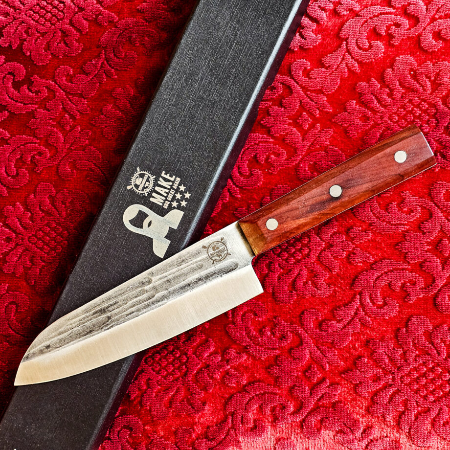 Santoku kockkniv Red Velvet #16 vacker kockkniv från BBQmonsters serie av Asiatiska kockknivar - liknande kniv säljs för det tredubbla på andra sidor! Söker du en serie av välarbetade och lättskötta kockknivar? Ta en kik på BBQmonsters egna serie knivar! Samtliga knivar i serien kommer i en svart presentförpackning med BBQmonsters sigill "Make BBQ great again" tryckt på locket. Knivarna från BBQmonster har även BBQmonsters logo ingraverad på bladet. Vi sätter bara vår logo på prylar som vi verkligen tycker om - detta är en sådan. Introduktionspris - passa på! En perfekt till grillnörden, en present till pappa på farsdag eller till dig själv helt enkelt! Santoku betyder "tre syften" på japanska och det berättar att detta är en kockkniv för både fisk, kött och grönsaker. Det lite kortare bladet gör att det är enkelt att arbeta med precision. Behöver du ett längre blad för att tranchera större stekar så ta en kik på Gyuto varianten i denna Red velvet serie. Bladet på denna Red Velvet #16 är vackert dekorerat med mjuka följsamma mönster inhamrat i stålet. Bladet har en perfekt balans mellan smidigt och robust. Eggen är extremt vass och lättskött. Varje blad är unikt i sitt utseende vilket tillsammans allts som allt gör detta kniven rejält "intstagramvänlig" och photogenique. Bladet är genomgående och avslutas med det snygga fyrkantiga handtaget som är av rött ädelträ och som har tre nitar av mässing. Skaftet ger ett skönt grepp och är enkelt att rengöra. Handtaget passar både höger- och vänsterhänta. Kolstål med blandning X50CrMoV15 Hårdhet 56° HRC vilket är ett relativt mjukt stål - något som gör att du själv enkelt kan hålla din kniv vass. Total längd: 30,5 cm Längd på bladet: 17,5 cm Längd på skaftet: 13cm Vikt: 234 gram