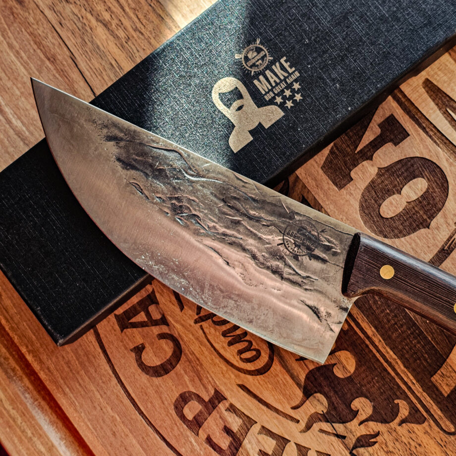 Sushituna bred filekniv Black Ebony #5 vacker fiskkniv och köttkniv från BBQmonster serie av Asiatiska kockknivar - liknande kniv säljs för det tredubbla på andra sidor! Söker du en serie av välarbetade och lättskötta kockknivar? Ta en kik på BBQmonsters egna serie knivar! Samtliga knivar i serien kommer i en svart presentförpackning med BBQmonsters sigill "Make BBQ great again" tryckt på locket. Knivarna från BBQmonster har även BBQmonsters logo ingraverad på bladet. Vi sätter bara vår logo på prylar som vi verkligen tycker om - detta är en sådan. Introduktionspris - passa på! En perfekt till grillnörden, en present till pappa på farsdag eller till dig själv helt enkelt! Denna modell av kockkniv har en djupt rundad avslutning på eggen, likt en hajfena, vilket ger många centimeter vass egg att arbeta när du behöver gå igenom en större bit fisk eller filea längs ryggbenet. Knivens form gör det enkelt att skapa en gungande skärrörelse när du skall hacka snarare än skära. Bladet på denna Black Ebony #5 är smidigt, tunt, extremt vasst, lättskött. Varje blad är unikt i sitt utseende med en snygg textur inhamrat i stålet. Tillsammans allts som allt gör detta kniven rejält "intstagramvänlig" och photogenique. Bladet är genomgående och avslutas med handtaget som är av svart ädelträ och tre nitar av mässing. Skaftet ger ett skönt grepp och är enkelt att rengöra. Handtaget passar både höger- och vänsterhänta. Kolstål med blandning X50CrMoV15 Hårdhet 56° HRC vilket är ett relativt mjukt stål - något som gör att du själv enkelt kan hålla din kniv vass. Total längd: 33 cm Längd på bladet: 20 cm Längd på skaftet: 13cm Vikt: 296 gram