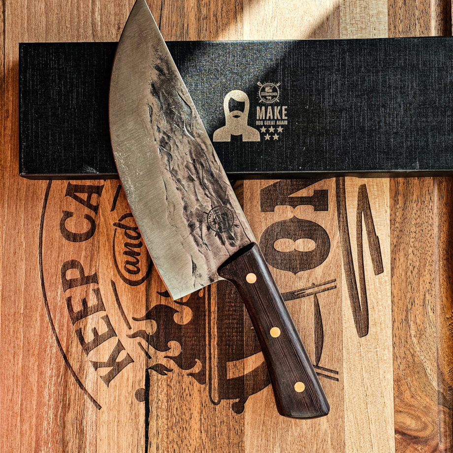 Sushituna bred filekniv Black Ebony #5 vacker fiskkniv och köttkniv från BBQmonster serie av Asiatiska kockknivar - liknande kniv säljs för det tredubbla på andra sidor! Söker du en serie av välarbetade och lättskötta kockknivar? Ta en kik på BBQmonsters egna serie knivar! Samtliga knivar i serien kommer i en svart presentförpackning med BBQmonsters sigill "Make BBQ great again" tryckt på locket. Knivarna från BBQmonster har även BBQmonsters logo ingraverad på bladet. Vi sätter bara vår logo på prylar som vi verkligen tycker om - detta är en sådan. Introduktionspris - passa på! En perfekt till grillnörden, en present till pappa på farsdag eller till dig själv helt enkelt! Denna modell av kockkniv har en djupt rundad avslutning på eggen, likt en hajfena, vilket ger många centimeter vass egg att arbeta när du behöver gå igenom en större bit fisk eller filea längs ryggbenet. Knivens form gör det enkelt att skapa en gungande skärrörelse när du skall hacka snarare än skära. Bladet på denna Black Ebony #5 är smidigt, tunt, extremt vasst, lättskött. Varje blad är unikt i sitt utseende med en snygg textur inhamrat i stålet. Tillsammans allts som allt gör detta kniven rejält "intstagramvänlig" och photogenique. Bladet är genomgående och avslutas med handtaget som är av svart ädelträ och tre nitar av mässing. Skaftet ger ett skönt grepp och är enkelt att rengöra. Handtaget passar både höger- och vänsterhänta. Kolstål med blandning X50CrMoV15 Hårdhet 56° HRC vilket är ett relativt mjukt stål - något som gör att du själv enkelt kan hålla din kniv vass. Total längd: 33 cm Längd på bladet: 20 cm Längd på skaftet: 13cm Vikt: 296 gram