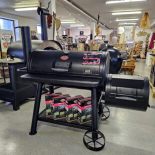 Offset smoker Chargriller XD Grand Champ - 150 kg tung, välbyggd smoker med massvis med plats Priset = 67kr per kg! svårslaget. Det finns något episkt över offset smokers. För många är det drömmen och målbilden av äkta BBQ och rökgrillning att tända upp en offset smoker fylld med ekved i rökkammaren och en brisket, short-ribs eller en stor jäkla karré i köttkammaren. Om du jobbat med en kamado eller pellet smoker några år så kanske du börjar känna att det är dags för nästa utmaning, för utmaningen följer med i köpet av en offset smoker. Det är inte en pjäs som du lämnar själv i flera timmar utan den kommer att kräva din uppmärksamhet. Kanske är det just detta som gör det till det givna nästa steget, du vill få in mer hantverk i dina BBQ-projekt, för oavsett hur bra din brisket blivit i en kamado eller pellet smoker så kommer det inte komma i närheten av den brisket som du kommer plocka ut ur Chargriller XD grand champ, när du väl får till det! En offset smoker likt Chargriller XD grand champ eldas helt eller delvis med vedklappar av ekved. BBQmonster kan dock tipsa om att kombinationen av Quebracho blanco som grund toppat med torr rökved eller chunks kommer ge dig en stabilare glödbädd. Detta eftersom att kol är komprimerad energi som inte bär iväg på samma sätt som torrt trä tenderar att göra. Chargriller XD grand champ är en oväntat välbyggd offset smokers för att vara en serietillverkad smoker. En handbyggd smoker i samma storlek skulle tveklöst hamna på en prislapp 4 till 5 gånger så stor. 67kg per kilo tycker vi är ett mått som inte är helt irrelevant, för vad får man annars för 67kr/kg idag? Här får du en köttkammare med måtten 90cm x 48cm och till det ytterligare ett galler med måttet 90xm x 26 cm. Gallerna är typen "durkplåt", hållbara, tunga och rejäla. i rökkammaren (offseten) finns inte bara ett galler utan även en vedbox / kolbox som gör det enklare att fylla upp med bränsle och på så vis kunna ge fler timmar med en bra grundglöd (som du matar med rökved en eller par gånger per timme). Handtagen är inte bara snygga utan även isolerade genom den spiralformade uppbyggnaden. Ovanpå rökkammaren finner du en helt plan plåt på vilken du kan koka kaffe i en kaffepanna eller göra din egen glaze, allt medans röken pumpar ur skorstenen på andra sidan. Det som skiljer Chargiller XD Grand chef från många andra offset smokers är att det finns ett kolgaller inuti den stora köttkammaren, vilket alltså gör att den också kan användas som direktgrill när så önskas. Värt att påtala är att du aldrig skall elda med så mycket kol i köttkammaren att direktvärmen som når upp mot locket passerar 240 grader, då finns det risk att den skyddande pulverlacken tar skada. Funktionen direktgrillning skall ses som en bonusfunktion med just denna modell, men som sagt, var varsam så att inte värmen drar iväg på ett sätt som missgynnar livslängden på smokern. Asktömningen är otrolig smidig då hela bottendelen (asklådan) är uttagbar genom sidoluckan i rökkammaren.  Arbetshöjden är också värd sitt omnämnande: denna offset smoker ger dig en arbetshöjd som ungefär motsvarar läget du har i ett kök: höjden från golvet upp till det stora gallret är 88cm, du slipper alltså stå dubbelvikt som med många enklare smokers. Grand Champ har en fronthylla och bottenhylla som ingår, som tillbehör bör du köpa ett väderskydd för att skydda smokern från väder och vind när den inte används. Tekniken med en offset smoker är att skorstenen (på denna smoker på vänstra sidan) drar värme och rök igenom köttkammaren genom att de skapas ett drag från rökkammaren där värmen och röken produceras, för att i sakta mak svepas in över köttet i köttkammaren. Utmaningen är att hitta en bra glödtakt och rätt drag för den temperatur du vill uppnå. Principen är att ju mer öppet det är i luft in (höger sida rökkammaren) och ju mer öppen skorstenen är - desto varmare blir det. Det måste alltid finns ett flöde med luft in och luft ut och det är det som är pitmasterns uppgift - alltså din uppgift. Rådet är att tända upp en hög med bra grillkol med enbart en (1) tändkub, och låta det bli en grundglöd. Från detta läget matar du kolens glöd med rökved och chunks. Genom att styra ventilen in till rökkammaren (med luckan eller med vredet) och även styra ventilen på skorstenen så bygger du upp temperaturen mot din måltemp. När väl luften flödar genom smokern är det enkelt att se effekten av vad luft in och drag gör med slutprodukten av tempen. För att skapa en så jämn värme som bara möjligt är Grand Champ utrustad med en plåt som är placerad som en "deflektor" mellan rökkammaren och köttkammaren. Detta gör att värmen "slåss sönder" och fördelas jämnare än om värmen från rökkammaren helt ofiltrerat skulle få komma in i köttkammaren. Monteringen av denna smoker är relativt simpel men består av ett antal moment där det krävs att man är två personer. Följer man bruksanvisningen är uppskattad monteringstid (utefter vår egna erfarenhet) cirka 60 minuters arbete.