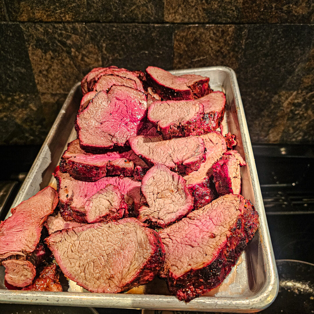 Så här grillar du Oxfilé: Rubba köttet med en liten mängd SPG från RubsByBBQMonster Gör grillen redo för antingen het grillning över öppen glöd, alternativt en setup där du skapar en indirekt miljö på ca 150 grader och en het zon som kan hissas upp till över 200 grader när köttet närmar sig måltempen - vilken i båda fallen är under 60 grader. Grillar du hett så låter du köttbiten ligga på alla "fyra sidorna". Lyft bort köttet och mät i c/c för att se om köttet nått sina knappa 60 grader. Väljer du att grilla reverse sear så kör du köttet indirekt i ca 150 grader tills det ligger på ca 50 grader. Lyft ut köttet medans du hissar upp värmen till 250 grader (se grillskolan) och bränn därefter av oxfilén över den heta glöden. Skär köttet i några centimeter tjocka skivor Servera köttet med valfria tillbehör - det kan inte bli fel, råstekt potatis eller käse-rösti är dock en favorit! Alternativ tillagning Denna köttdetalj kan du även tillreda på ett stekbord eller i en stekpanna under hela eller delar av tillagningen (därför är detta en köttdetalj som du f-a-k-t-i-s-k-t (!) kan få bra resultat på även på en spis... men skit i det nu...). Gör din grill redo för indirekt grillning i 150 grader (se grillskolan). När grillen uppnått sin måltemp så grillar du antingen köttet på indirekt värme tills köttet når cirka 40 grader. Därefter tar du tillfälligt ut köttet och ökar upp tempen till ca 180 grader och ställer in en stekpanna (eller ett stekbord) som du förgyller med några rejäla klickar smör, en utbankad vitlök och några kvistar timjan. Låt smöret ta smak av örterna och placeras därefter köttet i smöret. Ös det regelbundet och vakta tempen - 57 till 60 grader är en lagom temp på denna delikatess Servera med kokt sparrispotatis och skysås tillredd i stekpannan där köttet gått : 1 dl rödvin och 2 dl buljong tillsammans med ett klyftat rött äpple och en finhackad scharlottenlök, låt såsen reduceras ned med 30%. Smaka av med vitpeppar eller rödpeppar och eventuellt med salt eller sötma (välj då honung). Servera gärna med ett par klyftor äpple på varje tallrik eller koka till äpple, honung en skvätt röd balsamico och en rosmarinkvist till en enkel mos.