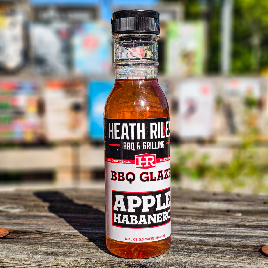 Glaze - BBQ Glaze - Apple Habanero - Frisk och fräsch glaze utan röksmak - Kvalitetsprodukt från Heath Riles - låt köttet skina! Efterfrågan på fruktiga BBQ såser utan röksmak växer och många är ute efter något som passar perfekt för att möta upp kött som gått över kol och rökträ i timmar - en Glaze med andra ord. Detta är en fantastiskt välsmakande BBQ glaze som passar perfekt på allt griskött, allt från en fläskfile till ribs. Denna Glaze lägger du på i slutet av BBQ-sessionen för att undvika att sockret bränns. Lägg ett tunt lager, låt torka i värmen, repetera så många gånger du önskar. Från provsmakningen: Friska toner av äpple och ett milt sting av habanero (denna glaze är absolut barnvänlig så oroa dig inte över att det skulle vara en het glaze). Sötman är omfamnande och vi är övertygade om att det skulle gå utmärkt att göra en fantastisk drink med denna glaze och då ersätta sockerlösning i exempelvis drinken Lynchburg Lemonade. Innehåller 354 gram (kommer i praktisk plastflaska med "ketchup-topp") Ingredienser: Socker, vatten, äppeljuicekoncentrat, destillerad vinäger, askorbinsyra, natriumbensoat, kaliumsorbat, habaneropulver, xantangummi och skumdämpare Näringsinnehåll per 100gram Energi kcal 250 Fett(g) 0,0 (varav mättat 0) Kolhydrater (g) 60,7 (varav sockerarter 60,7) Protein (g) 0,0 Salt (g) 0,17 Tips:  Hur du väljer rätt sås. När du väljer en Glaze, BBQ-sås (grillsås) bör du fundera vad du vill att den skall tillföra. De flesta såser går att använda både som "mopping sauce" (pensla köttet med) samt som en kall eller varm sås direkt vid bordet. Smaken Börja med att smaka på den rub som du använt är den salt? undvik en för buljongtung grillsås, välj hellre en söt grillsås som tar udden av sältan. är den söt? undvik något som ytterligare sprider sötma och tyng, välj hellre något syrligt. är den rökig? undvika att ytterligare skruva upp rökvolymen, välj hellre en söt rub som rundar av. är den stark? välj helst en söt sås. Sötma sätter fart på smaktåget och låter styrkan upplevas fullt ut. Konsistensen: Är BBQ-såsen för tjock? Speciellt vid pensling föredrar många en tunnare sås, och då kan det vara läge att späda ut såsen och följande är vanliga vätskor att använda: Öl Vinäger Vatten Vitt vin Rött vin Det är dock bara din fantasi som sätter gränsen på vad som kan användas - testa dig fram - det är så de bästa recepten växer fram. Kom ihåg -det som du gillar är rätt för dig!