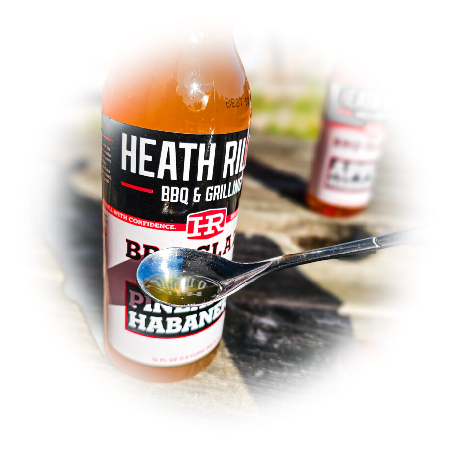 Glaze - BBQ Glaze - Pineapple Habanero - Fruktig och fräsch glaze utan röksmak - Heath Riles - låt köttet skina! Efterfrågan på fruktiga BBQ såser utan röksmak växer och många är ute efter något som passar perfekt för att möta upp kött som gått över kol och rökträ i timmar - en Glaze med andra ord. Detta är en fantastiskt välsmakande BBQ glaze som passar perfekt på allt griskött, allt från en fläskfile till ribs eller varför inte som finish på chicken wings och lollipops Denna Glaze lägger du på i slutet av BBQ-sessionen för att undvika att sockret bränns. Lägg ett tunt lager, låt torka i värmen, repetera så många gånger du önskar. Från provsmakningen: Fruktiga toner av ananas och ett milt sting av habanero (denna glaze är absolut barnvänlig så oroa dig inte över att det skulle vara en het glaze). Sötman är omfamnande och vi är övertygade om att det skulle gå utmärkt att göra en fantastisk drink med denna glaze och då ersätta sockerlösning i exempelvis drinken Lynchburg Lemonade. Innehåller 354 gram (kommer i praktisk plastflaska med "ketchup-topp") Förvara öppnad flaska i kylskåp Ingredienser: Socker, vatten, ananasjuicekoncentrat, destillerad vinäger, askorbinsyra, natriumbensoat, kaliumsorbat, habaneropulver, xantangummi och skumdämpare Näringsinnehåll per 100gram Energi kcal 250 Fett(g) 0,0 (varav mättat 0) Kolhydrater (g) 60,7 (varav sockerarter 60,7) Protein (g) 0,0 Salt (g) 0,17 Tips:  Hur du väljer rätt sås. När du väljer en Glaze, BBQ-sås (grillsås) bör du fundera vad du vill att den skall tillföra. De flesta såser går att använda både som "mopping sauce" (pensla köttet med) samt som en kall eller varm sås direkt vid bordet. Smaken Börja med att smaka på den rub som du använt är den salt? undvik en för buljongtung grillsås, välj hellre en söt grillsås som tar udden av sältan. är den söt? undvik något som ytterligare sprider sötma och tyng, välj hellre något syrligt. är den rökig? undvika att ytterligare skruva upp rökvolymen, välj hellre en söt rub som rundar av. är den stark? välj helst en söt sås. Sötma sätter fart på smaktåget och låter styrkan upplevas fullt ut. Konsistensen: Är BBQ-såsen för tjock? Speciellt vid pensling föredrar många en tunnare sås, och då kan det vara läge att späda ut såsen och följande är vanliga vätskor att använda: Öl Vinäger Vatten Vitt vin Rött vin Det är dock bara din fantasi som sätter gränsen på vad som kan användas - testa dig fram - det är så de bästa recepten växer fram. Kom ihåg -det som du gillar är rätt för dig!
